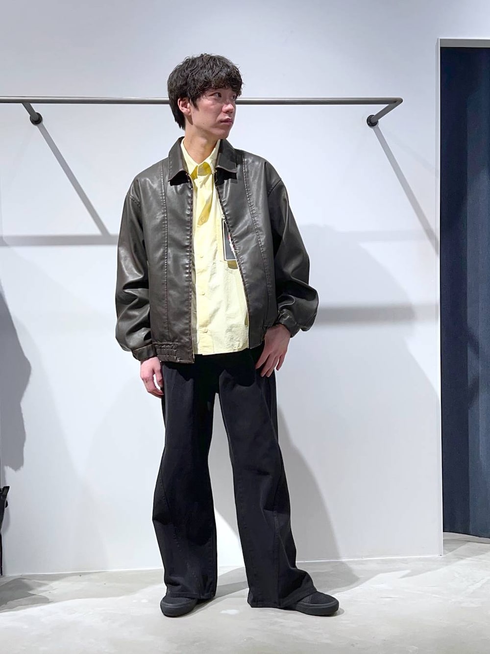 ブラウン系のブルゾン、ブラック系のデニムパンツ、イエロー系のシャツ/ブラウスを着用したメンズの秋コーディネートの1枚目の写真