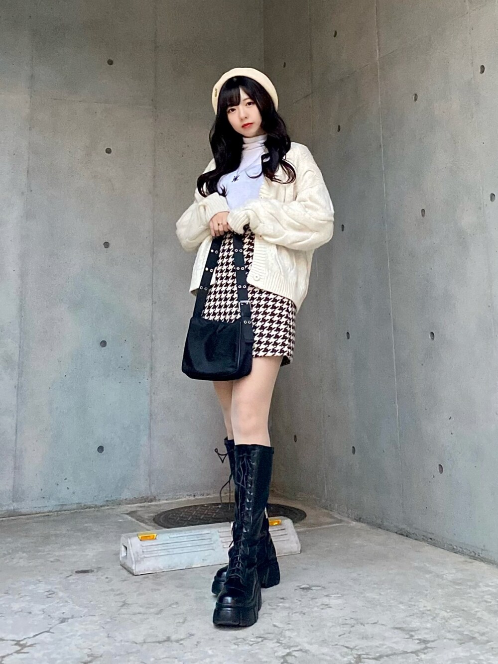 「クリスマスに着たい服、クリスマスコーデ、デートスタイル（WOMEN）、デートコーデ、カーディガン、ホワイトコーデ、ベレー帽、ロングブーツ、GUコーデ、shein、ガーリーコーデ、ガーリー、服とコスメでなりたい自分に」｜「GUのアイテム（カーディガン/ボレロ、ホワイト系）」を使った、미카(ミカ)さん（レディース・157cm）の冬コーディネートの1枚目の写真