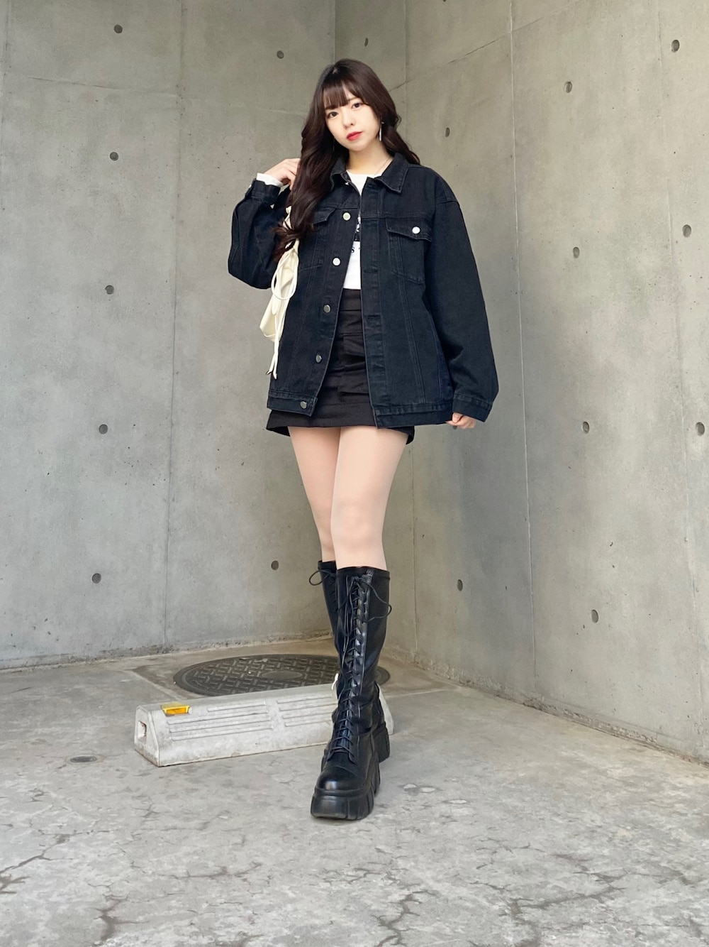 「ジャケットコーデ、今日のコスメと服、shein、モノトーンコーデ、モノトーン、韓国ファッション、韓国ブランド、ロングブーツ、ミニスカート、ストリートコーデ、ストリート」｜「sheinのアイテム（デニムジャケット、ブラック系）」を使った、미카(ミカ)さん（レディース・157cm）の夏コーディネートの1枚目の写真