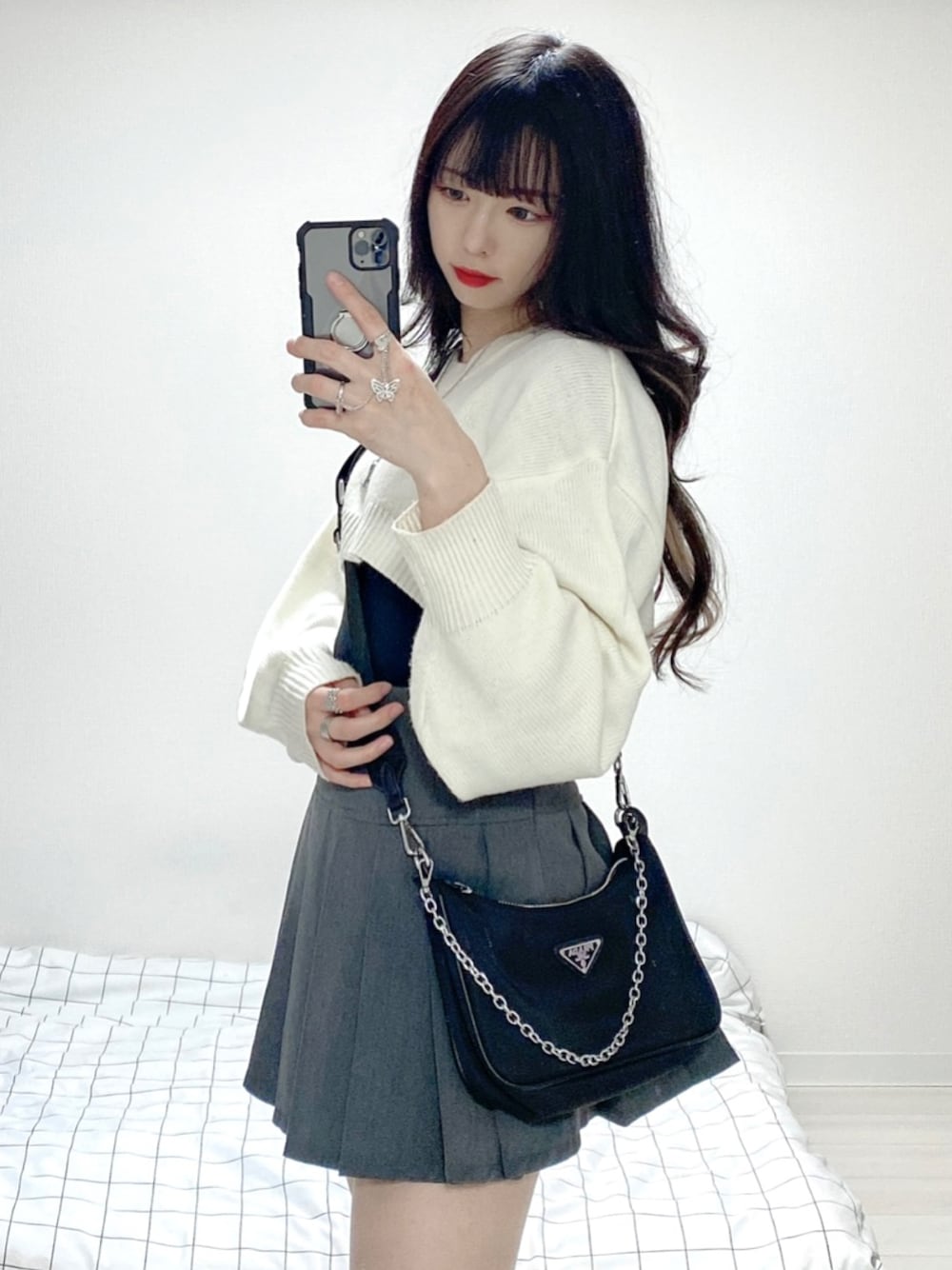 「クロップドトップス、ニットコーデ、ホワイトコーデ、プリーツスカート、韓国ファッション、韓国コーデ、韓国、韓国ブランド、ブラックコーデ、レイヤードスタイル、チョコ色に染まれ、ショルダーバッグ、ストリートコーデ、モノトーンコーデ、モノトーン」｜「WEGOのWEGO/2WAYスーパーショートニット（ニット/セーター、ホワイト系）」を使った、미카(ミカ)さん（レディース・157cm）の冬コーディネートの1枚目の写真