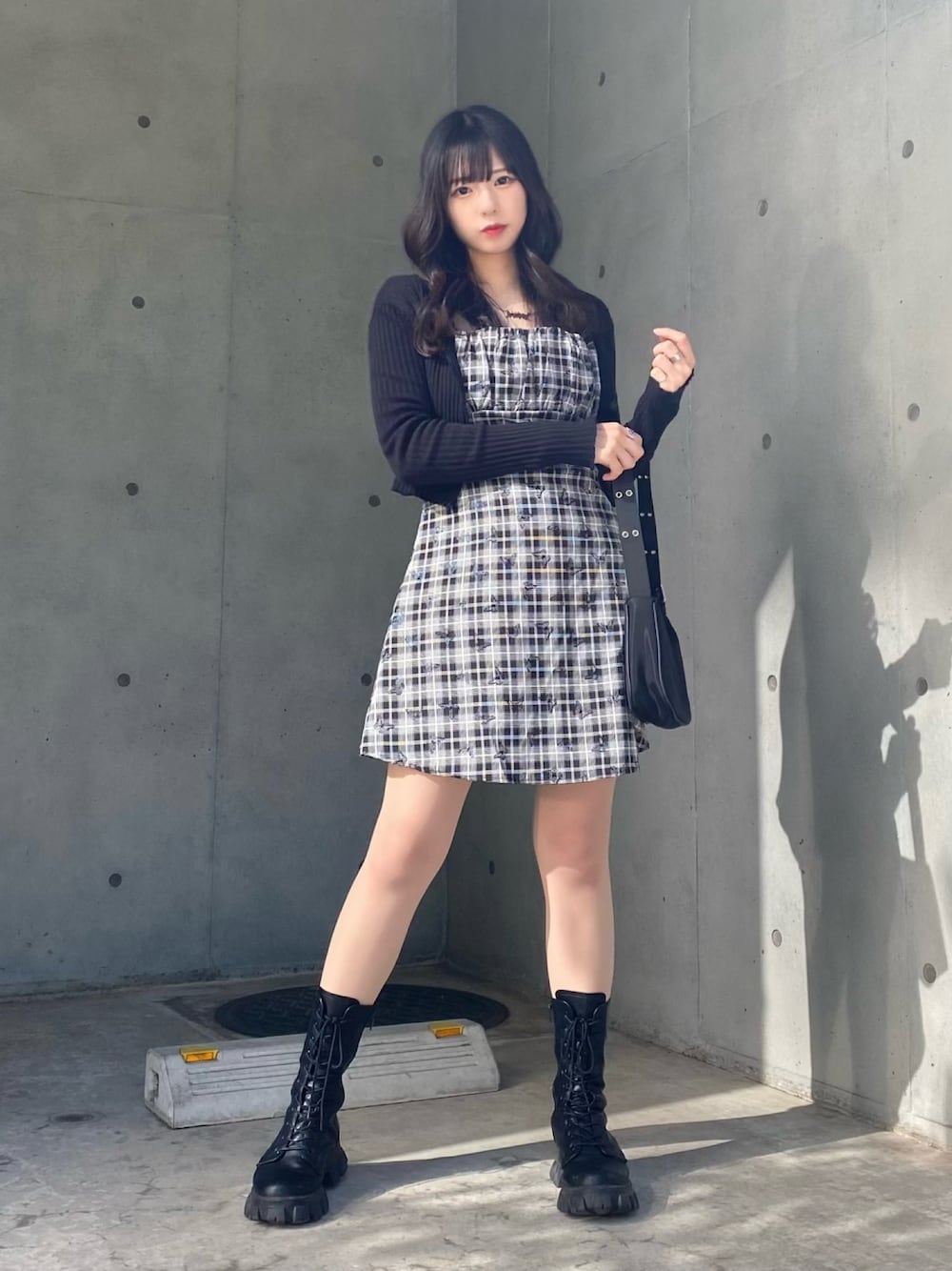 「韓国、韓国ファッション、韓国コーデ、韓国好きな人と繋がりたい、モノトーンコーデ、オールブラック、ブラックコーデ、ワンピーススタイル、ワンピース、ショートブーツ、ストリート、ストリートコーデ、プチプラコーデ、カラーコーデ、休日コーデ」｜「SONAのアイテム（チュニック、ブラック系）」を使った、미카(ミカ)さん（レディース・157cm）の夏コーディネートの1枚目の写真