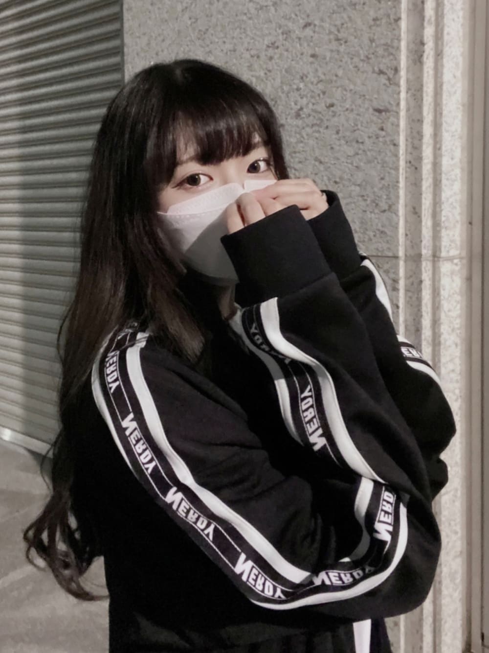 「韓国、韓国ブランド、韓国ファッション、スポーティ、ストリート、ストリートコーデ、メンズライク、モノトーンコーデ、nerdy、ブラックコーデ」｜「NERDYのアイテム（ジャージ、ブラック系）」を使った、미카(ミカ)さん（レディース・157cm）の夏コーディネートの1枚目の写真
