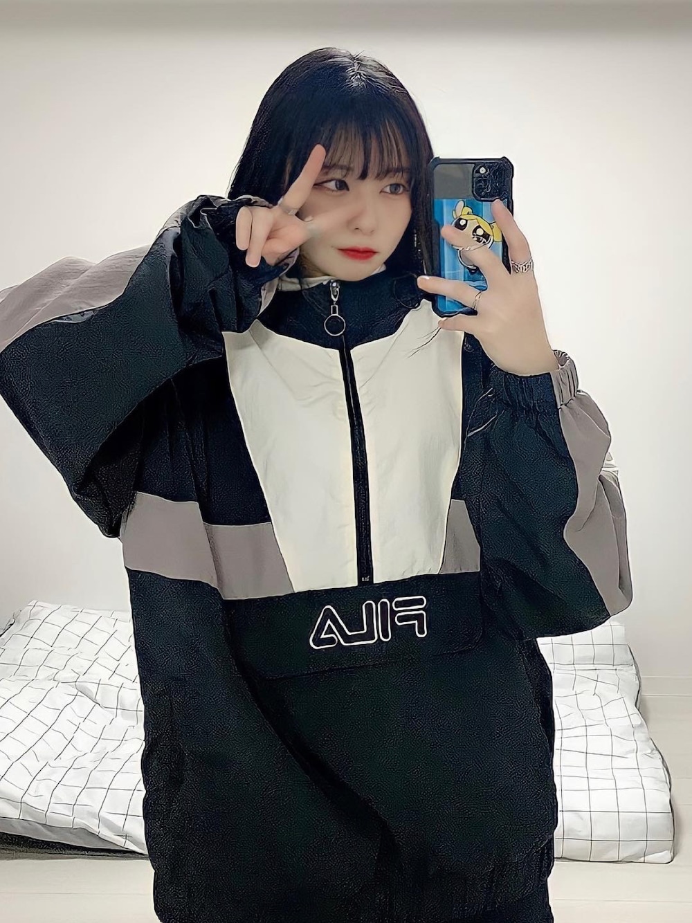 「FILA、マイベストコーデ2021、ビッグシルエット、ストリート、ストリートコーデ、ストリートMIX、韓国、韓国ファッション、韓国コーデ、オールブラック、スポーツミックス、アノラックパーカー、ブラックコーデ、白スニーカー、ルーズソックス」｜「FILAの【FILA/フィラ】切替アノラックパーカー/ナイロンジャケット　ブランドロゴ刺繍　　ルーズシルエット/ビッグシルエット　裾ドローコード仕様　ユニセックス（ブルゾン、ブラック系）」を使った、미카(ミカ)さん（レディース・157cm）の冬コーディネートの1枚目の写真