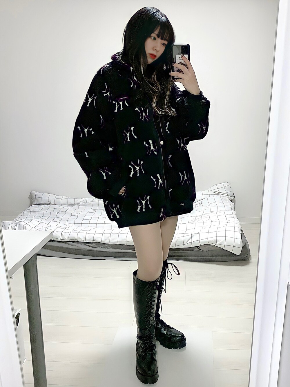 「ロングブーツ、編み上げブーツ、ブーツ、オールブラック、ブラックコーデ、韓国ファッション、韓国コーデ、韓国好きな人と繋がりたい、韓国、ミニスカート、メンズライク、モノトーンコーデ、モノトーン、お洒落さんとつながりたい、厚底シューズ」｜「PLAC by placeboのアイテム（ブルゾン、ブラック系）」を使った、미카(ミカ)さん（レディース・157cm）の冬コーディネートの1枚目の写真
