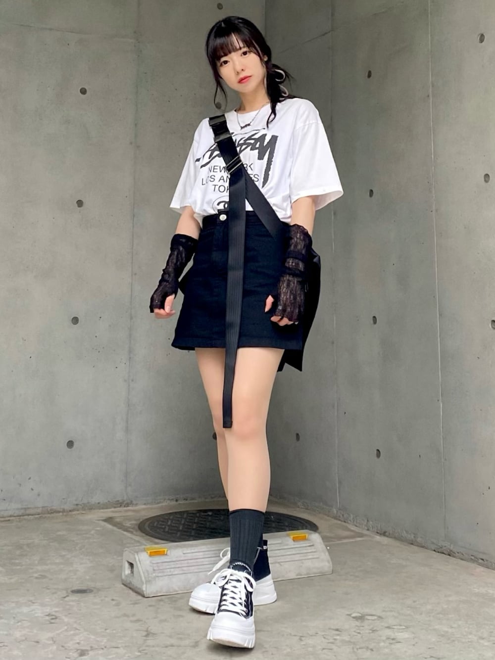 「今日のコスメと服、韓国ファッション、韓国コーデ、韓国ブランド、ストリートコーデ、ストリートファッション、stussy、スニーカーコーデ」｜「STUSSYのWORLD TOUR TEE（Tシャツ/カットソー、ホワイト系）」を使った、미카(ミカ)さん（レディース・157cm）の夏コーディネートの1枚目の写真