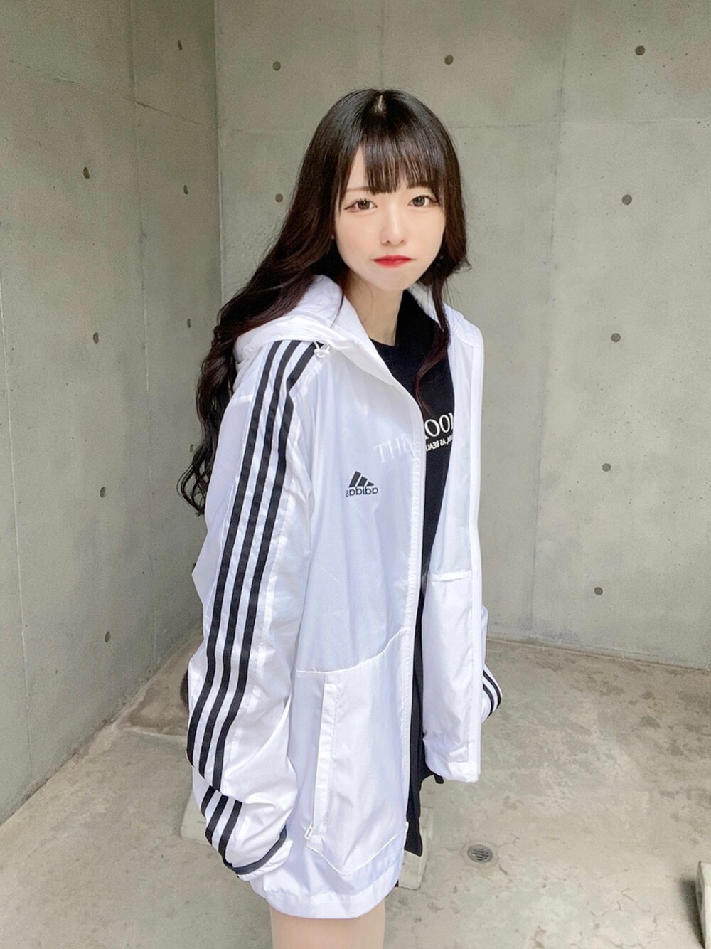 「初夏コーデ、スポーツミックス、スポーティ、マウンテンパーカー、アディダス、adidas、ホワイトコーデ、韓国、韓国ファッション、韓国コーデ、韓国好きな人と繋がりたい、いいね、save、フォローお願いします🤑、ブラックコーデ、ootd、ホワイト」｜「adidasのアイテム（マウンテンパーカー、ホワイト系）」を使った、미카(ミカ)さん（レディース・157cm）の夏コーディネートの1枚目の写真