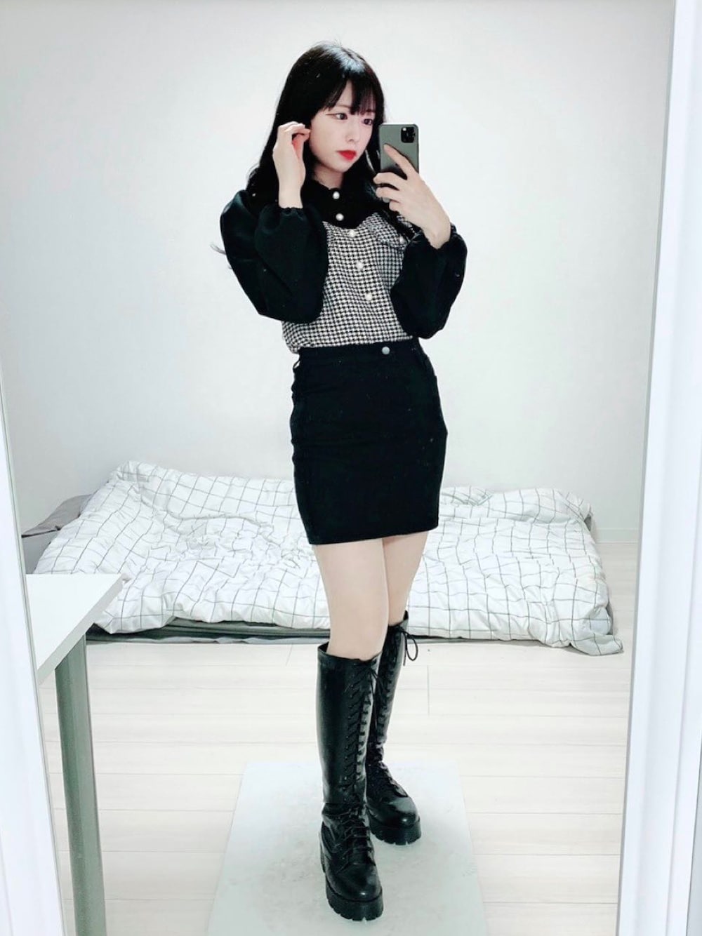 「韓国、韓国ファッション、韓国ブランド、韓国コーデ、韓国好きな人と繋がりたい、チェック柄に恋してる、チェック柄、春コーデ、ガーリーコーデ、ブラックコーデ、モノトーンコーデ、モノトーン、スカートスタイル、ミニスカート、ロングブーツ」｜「SOA CLOSETのアイテム（シャツ/ブラウス、ブラック系）」を使った、미카(ミカ)さん（レディース・157cm）の春コーディネートの1枚目の写真