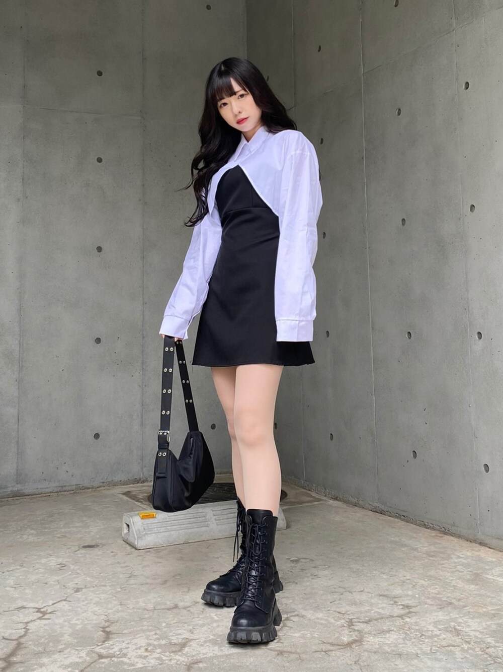 「セットアップ、トートバッグ、モノトーン、モード、Coming soon…、モノトーンコーデ、韓国、韓国コーデ、韓国ファッション、韓国好きな人と繋がりたい、夏コーデ、プチプラ、セットアップスタイル、ブラックコーデ、ホワイトコーデ」｜「SONAのアイテム（シャツ/ブラウス、ホワイト系）」を使った、미카(ミカ)さん（レディース・157cm）の夏コーディネートの1枚目の写真