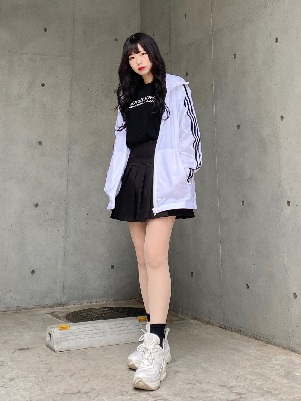 「ストリート、ストリートコーデ、アディダス、ダッドスニーカー、白スニーカー、黒Tシャツ、白コーデ、モノトーン、アウトドアスタイル、ロゴT、モード、モードストリート、韓国ファッション、韓国、韓国コーデ」｜「SONAのアイテム（Tシャツ/カットソー、ブラック系）」を使った、미카(ミカ)さん（レディース・157cm）の夏コーディネートの1枚目の写真