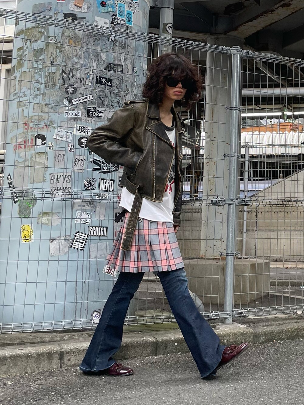 「秋冬コーデ、冬コーデ、サングラス、ライダース、レザージャケット、レザー、Tシャツ、カットソー、ラグランTシャツ、スカート、デニム、フレアデニム、デニムパンツ、ローファー、モード」｜「VINTAGEのアイテム（デニムパンツ、ブルー系）」を使った、Kosei Yutakaさん（メンズ・171cm）の冬コーディネートの1枚目の写真
