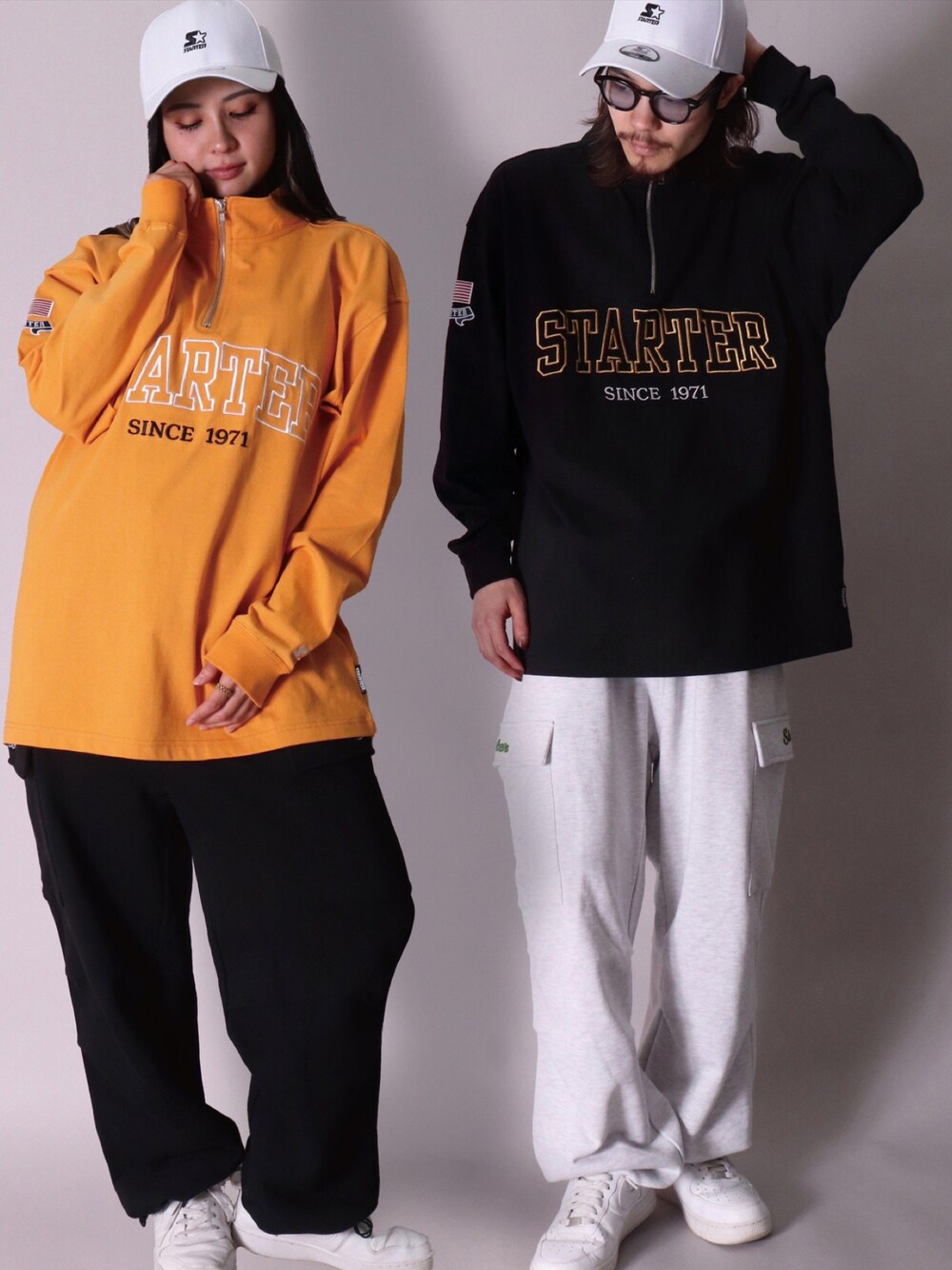 ブラック系のTシャツ/カットソー、イエロー系のTシャツ/カットソー、ホワイト系のカーゴパンツを着用したメンズの冬コーディネートの1枚目の写真