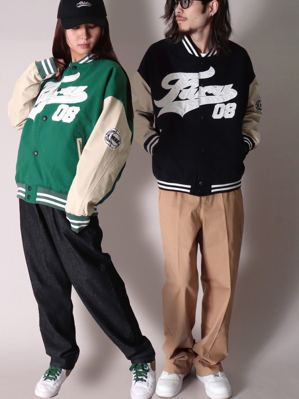 「ootd、おしゃれさんと繋がりたい、今日のコーデ、おそろいコーデ、ユニセックス、春、春コーデ、チノパン、スタジャン、春アウター、シェフパンツ、カラーパンツ」｜「BAYBLOの【ユニセックス】Athletic 刺繍 ベースボール キャップ(KS)（キャップ、ブラック系）」を使った、【BAYBLO】Officialさん（レディース・159cm）の春コーディネートの1枚目の写真