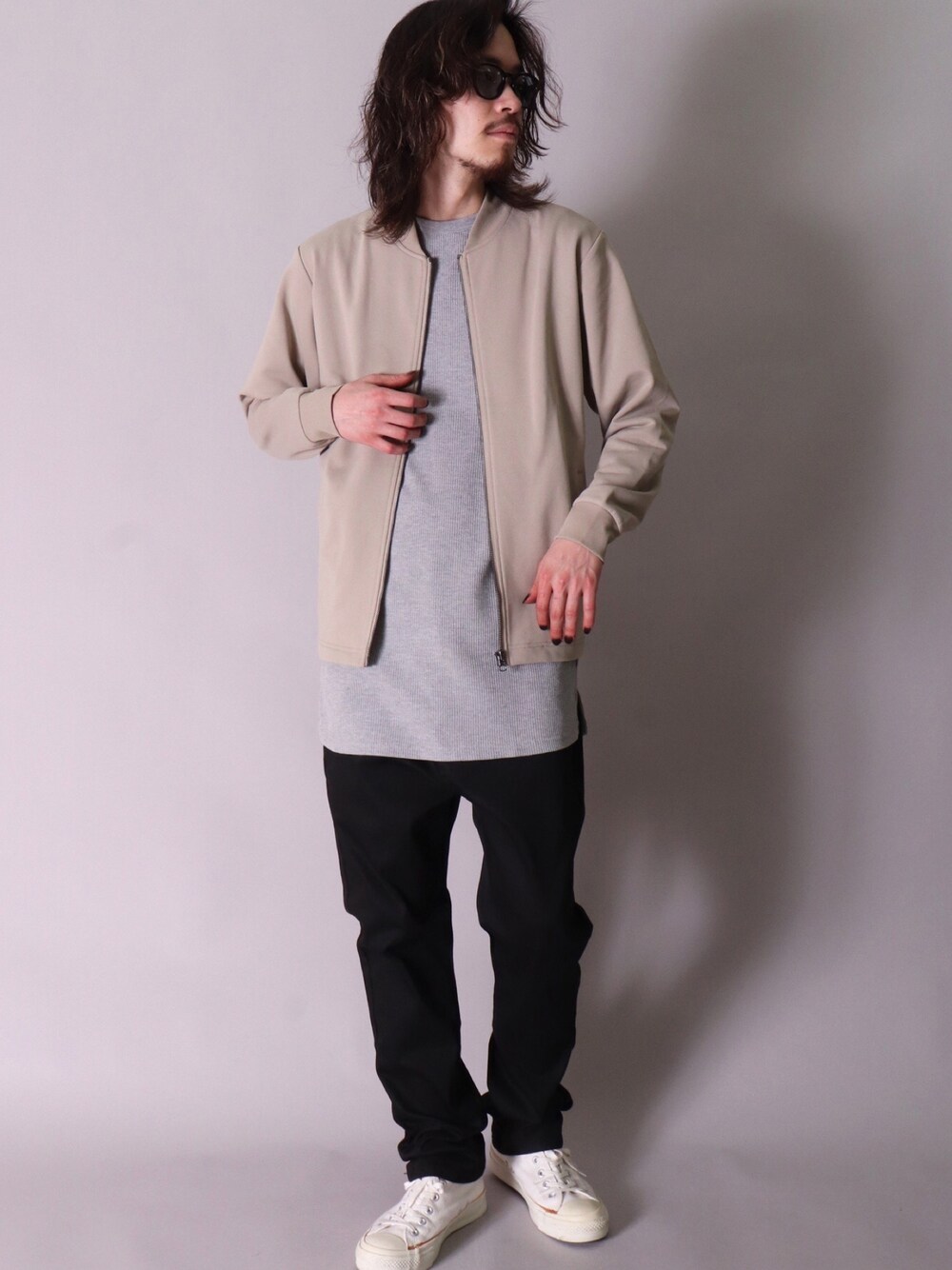 「シンプルコーデ、コンバース、きれいめカジュアル、春アウター、ootd、おしゃれさんと繋がりたい、今日のコーデ、春服デビュー宣言、レイヤードスタイル、MA-1、ロングTシャツ、サルエルパンツ、春コーデ、春服、シンプル」｜「BAYBLOの(BG)【ユニセックス】ストレッチ サルエル チノパンツ（チノパンツ、ブラック系）」を使った、【BAYBLO】Officialさん（メンズ・172cm）の春コーディネートの1枚目の写真
