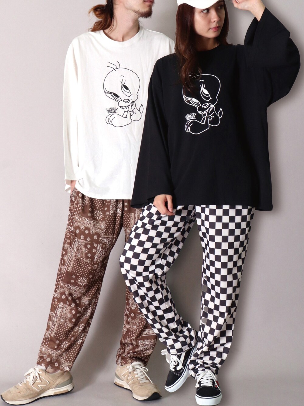 「ootd、おしゃれさんと繋がりたい、今日のコーデ、おそろいコーデ、モノトーン、モノトーンコーデ、ストリート、Tweety、Looney Tunes、トゥイーティー、ルーニー・テューンズ、シェフパンツ」｜「LUXE/R GOLFの【ユニセックス】【LUXE/R】立体 コード 刺繍 ロー キャップ(RMS)（キャップ、ホワイト系）」を使った、【BAYBLO】Officialさん（レディース・159cm）の秋コーディネートの1枚目の写真