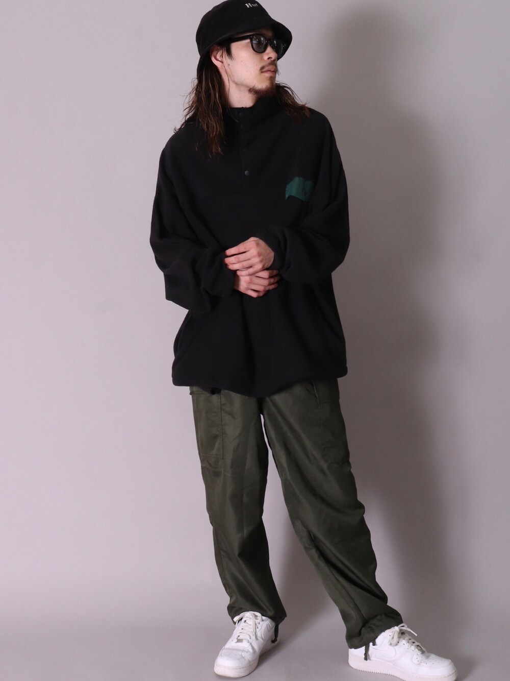 「カーゴパンツ、ootd、おしゃれさんと繋がりたい、今日のコーデ、オーバーサイズ、ビッグシルエット、フリース、アウトドアスタイル、大学生、秋コーデ、秋冬コーデ、冬コーデ、カジュアルコーデ」｜「HUFのCORD BUCKET HAT / HUF コーデュロイ バケットハット（ハット、ブラック系）」を使った、【BAYBLO】Officialさん（メンズ・172cm）の秋コーディネートの1枚目の写真