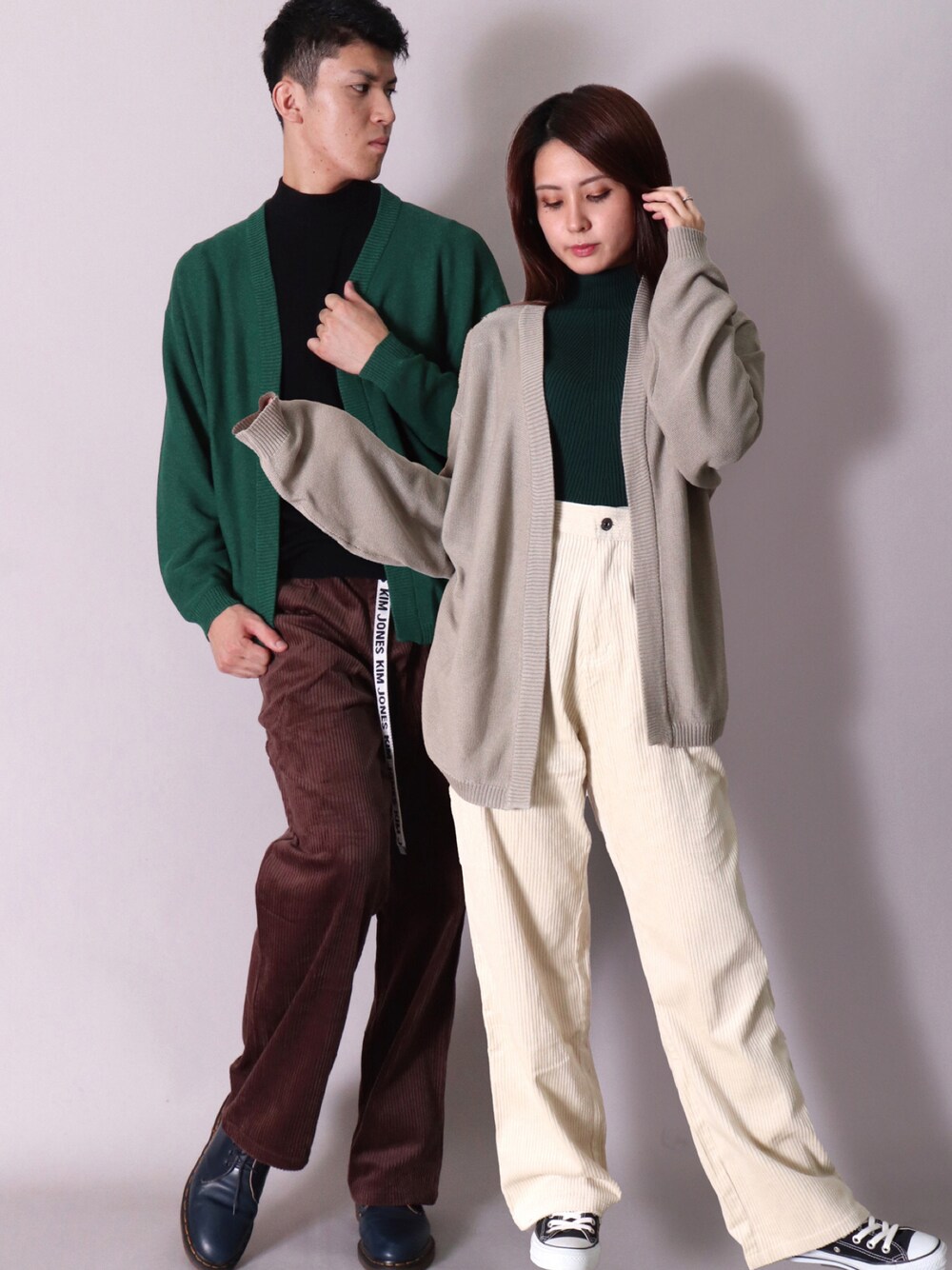 「コーデュロイ、秋のコーデ、コーデュロイパンツ、ユニセックス、ペインターパンツ、ootd、おそろいコーデ、今日のコーデ、秋コーデ、おしゃれさんと繋がりたい、タックイン」｜「BAYBLOの【ユニセックス】【手洗い可能】ハイゲージ ガーター編み カーディガン(BG)（カーディガン/ボレロ、グリーン系）」を使った、【BAYBLO】Officialさん（メンズ・180cm）の秋コーディネートの1枚目の写真