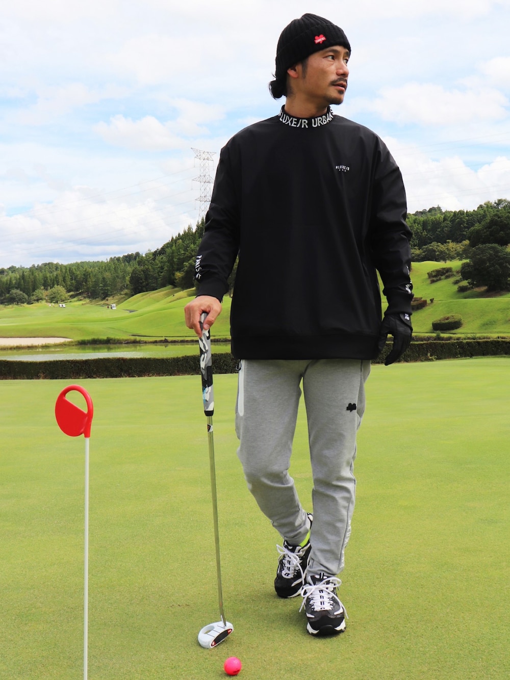 「ootd、おしゃれさんと繋がりたい、今日のコーデ、ゴルフ、ゴルフウェア、ゴルフコーデ、ゴルフ女子、ゴルフ男子、GOLF、golfwang、ニット帽、ジョガーパンツ、春コーデ、スポーツミックス、オトナカジュアル」｜「LUXE/R GOLFの【LUXE/R GOLF】ラバーワッペン ニットキャップ(RMS)（ニットキャップ/ビーニー、ブラック系）」を使った、【BAYBLO】Officialさん（メンズ・170cm）の冬コーディネートの1枚目の写真