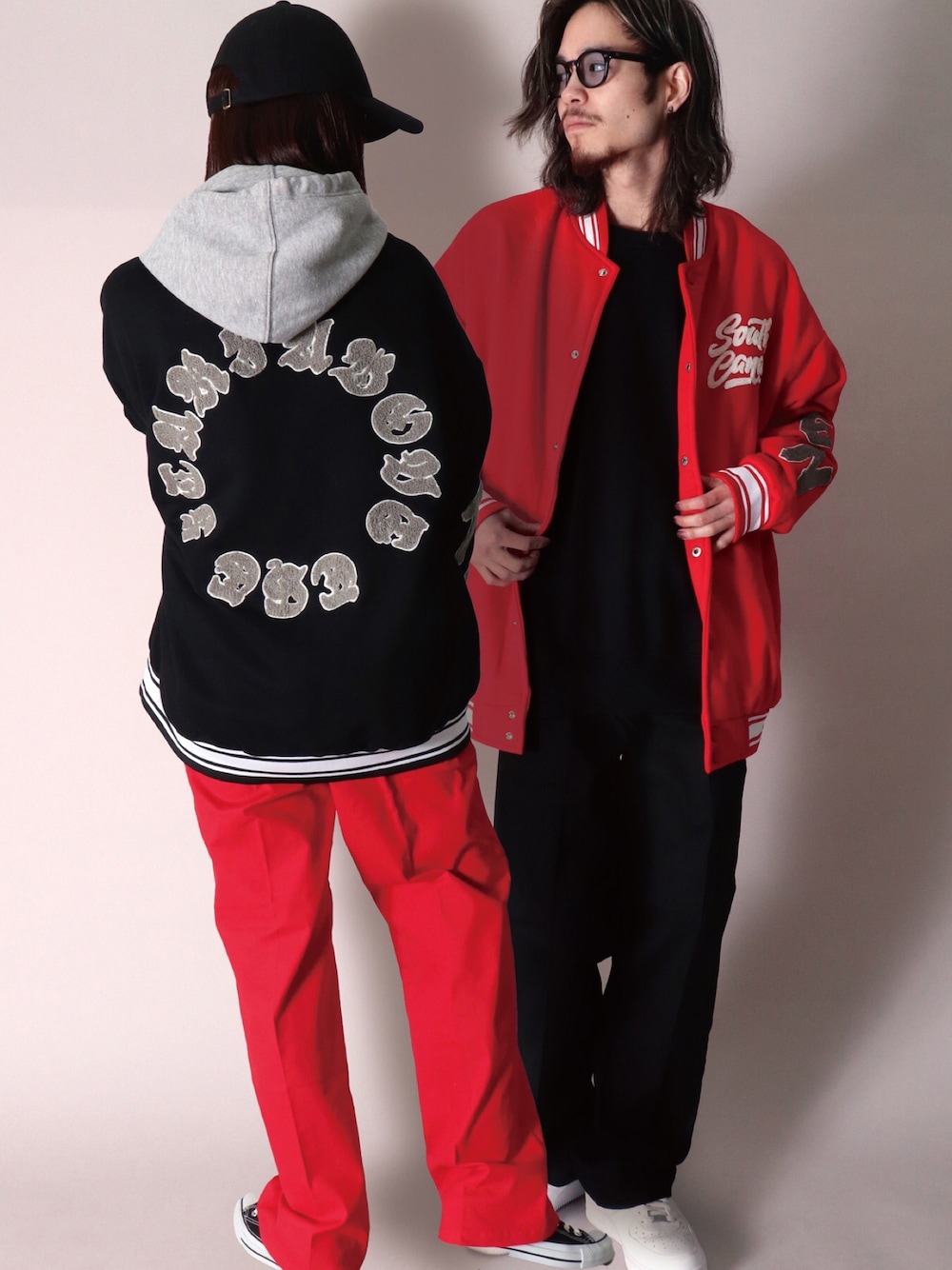 「ootd、おしゃれさんと繋がりたい、今日のコーデ、ユニセックス、おそろいコーデ、チノパン、メンズコーデ、春コーデ、ビックシルエット、オーバーサイズ、韓国ファッション、カジュアル、春アウター、赤、ワイドパンツ」｜「BAYBLOの【ユニセックス】Choice 刺繍 ベースボール キャップ(KS)（キャップ、ブラック系）」を使った、【BAYBLO】Officialさん（メンズ・172cm）の春コーディネートの1枚目の写真
