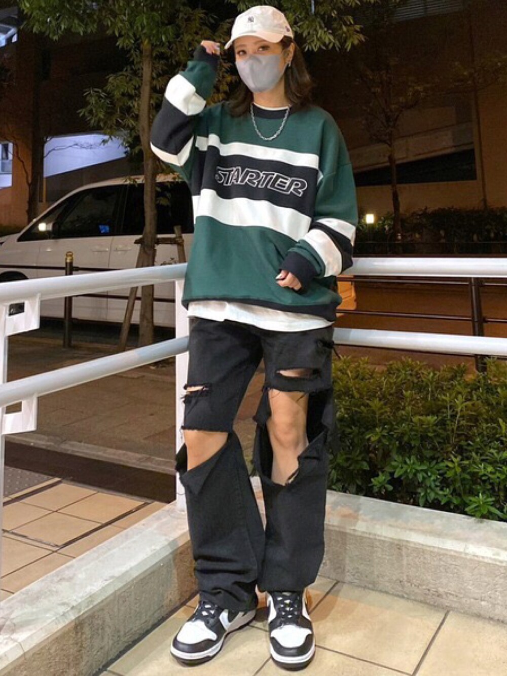 ブラック系のスウェット、ホワイト系のTシャツ/カットソー、ホワイト系のスニーカーを着用したレディースの冬コーディネートの1枚目の写真