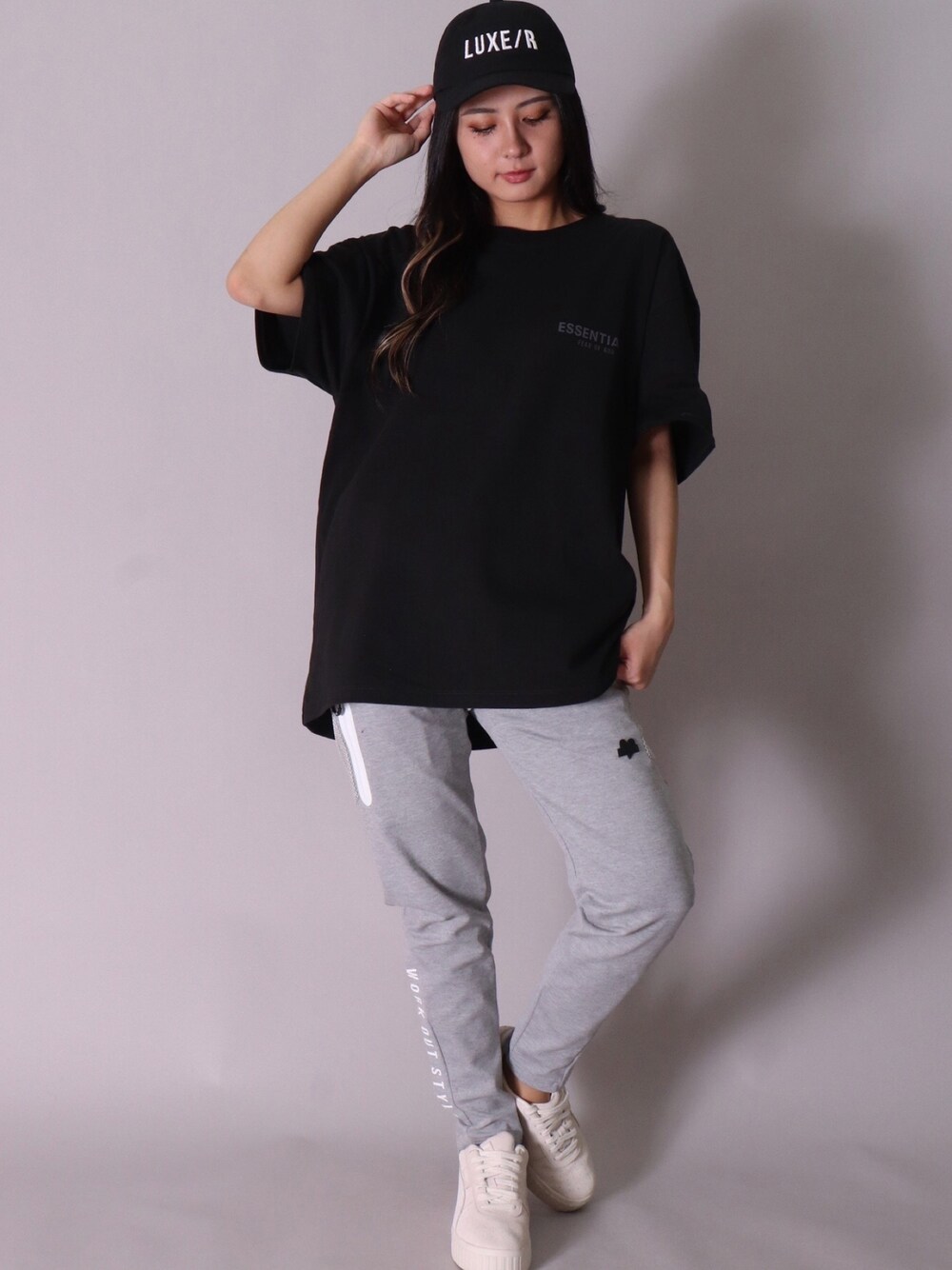 「ビッグシルエット、スニーカー、ストリート、厚底シューズ、ootd、おしゃれさんと繋がりたい、今日のコーデ、fogEssentials、春コーデ、夏コーデ、キャップ、キャップ女子、Tシャツ、ロゴT、スニーカーコーデ」｜「LUXE/R GOLFの【ユニセックス】【LUXE/R】立体 コード 刺繍 ロー キャップ(RMS)（キャップ、ブラック系）」を使った、【BAYBLO】Officialさん（レディース・159cm）の春コーディネートの1枚目の写真