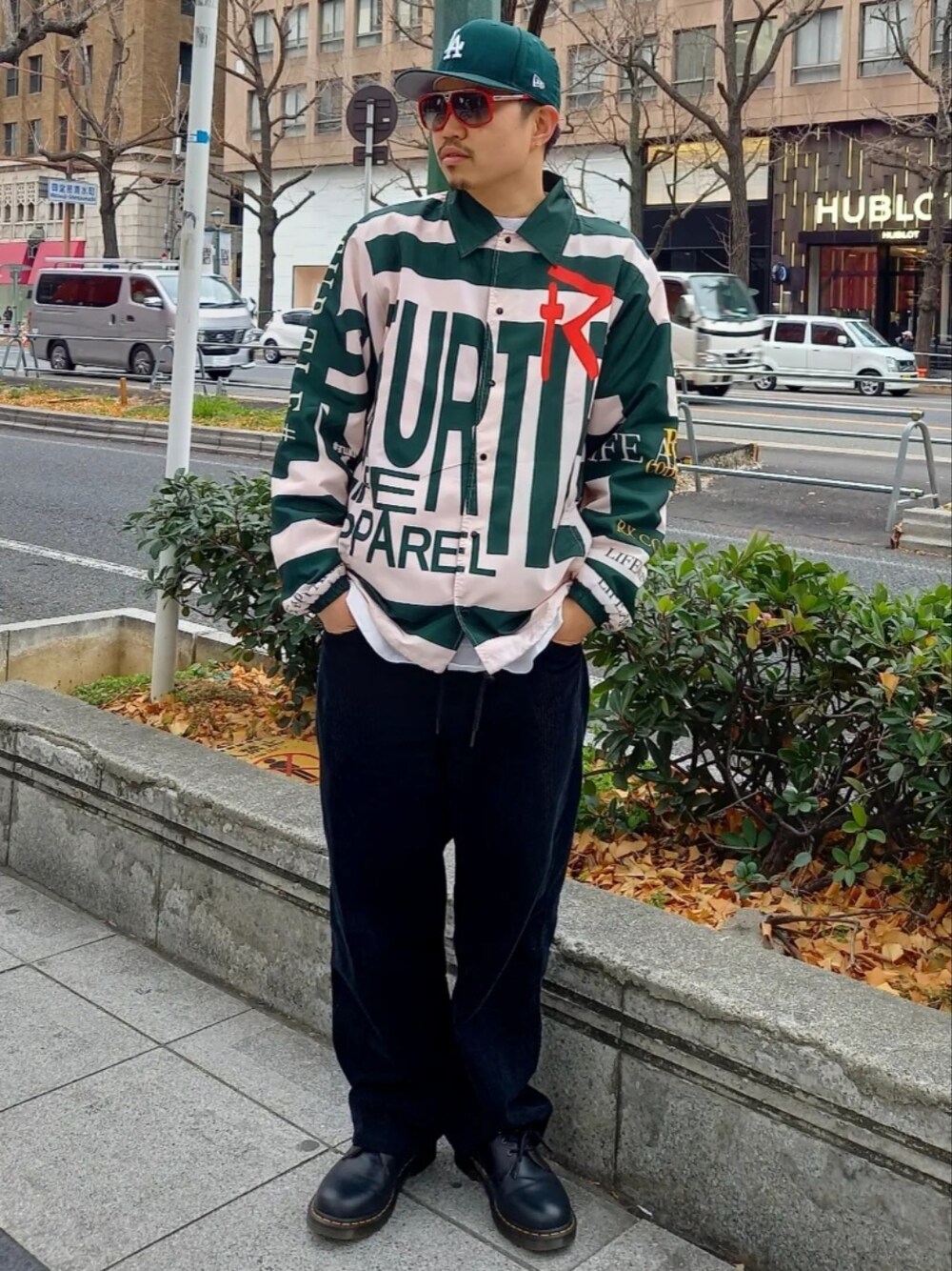 「メンズファッション、Dr.Martens、コーデュロイパンツ、ストリート、スポーツミックス、H&M、GAP、NEW ERA、NIKE、今日のコーデ、ootd、春コーデ、コーチジャケット、タートルライフアパレル、TURTLE# LIFE APPAREL」｜「Dr. Martensの1461 NAPPA【通常の1461シリーズよりも柔らかいく横幅も広いので大好きなモデル】（ブーツ、ブラック系）」を使った、TURTLE# Life Apparelさん（メンズ・174cm）の冬コーディネートの1枚目の写真