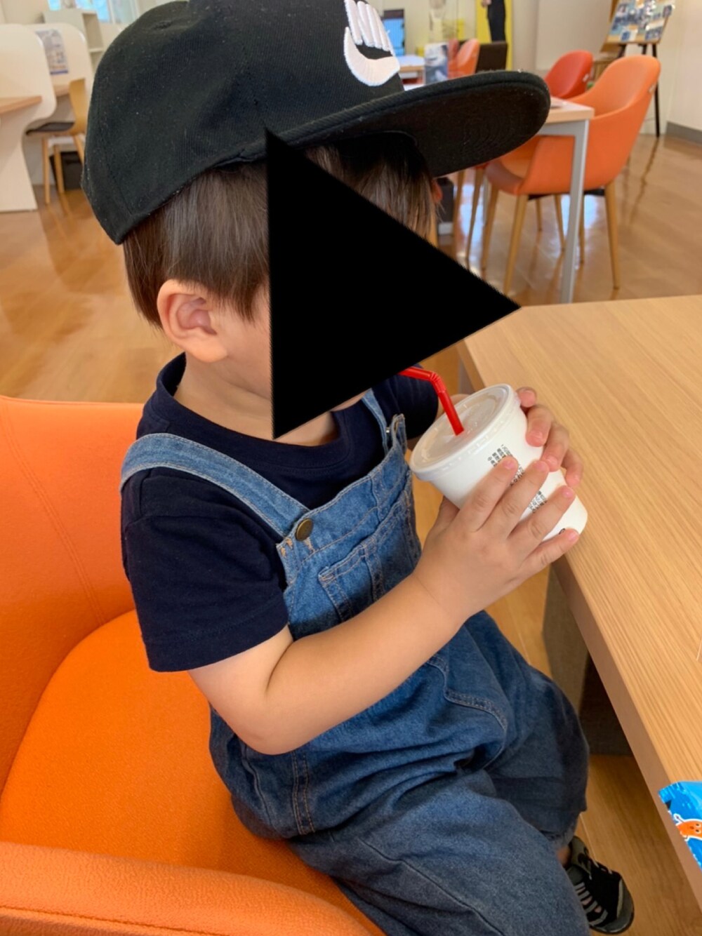 ブルー系のTシャツ/カットソー、ブルー系のサロペット/オーバーオール、ブラック系のキャップを着用したキッズの秋コーディネートの1枚目の写真