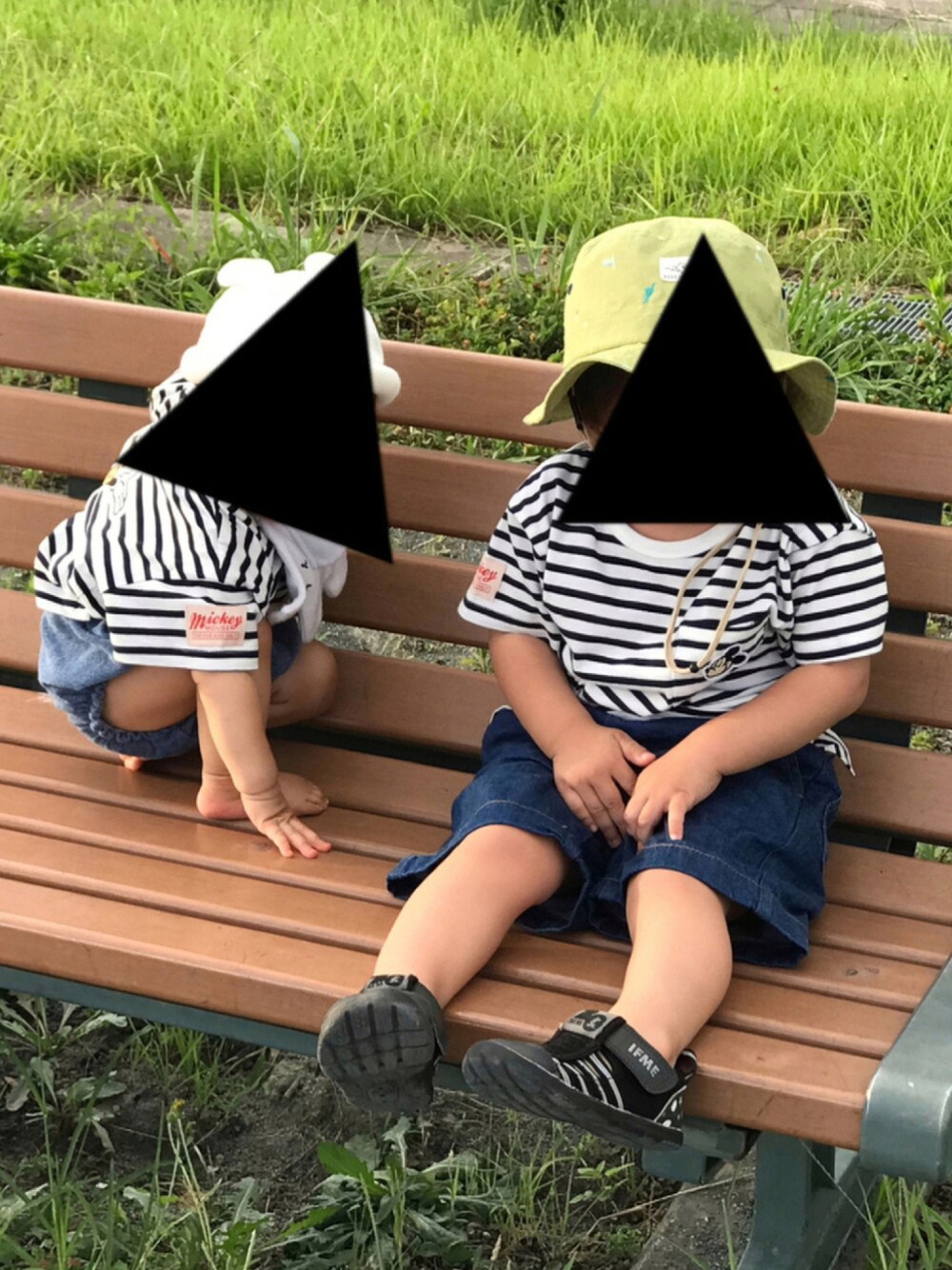 hy...さんの「【DISNEY】後ろミッキーマウスデザイン ボーダーTシャツ（petit main）」を使ったコーディネートの1枚目の写真