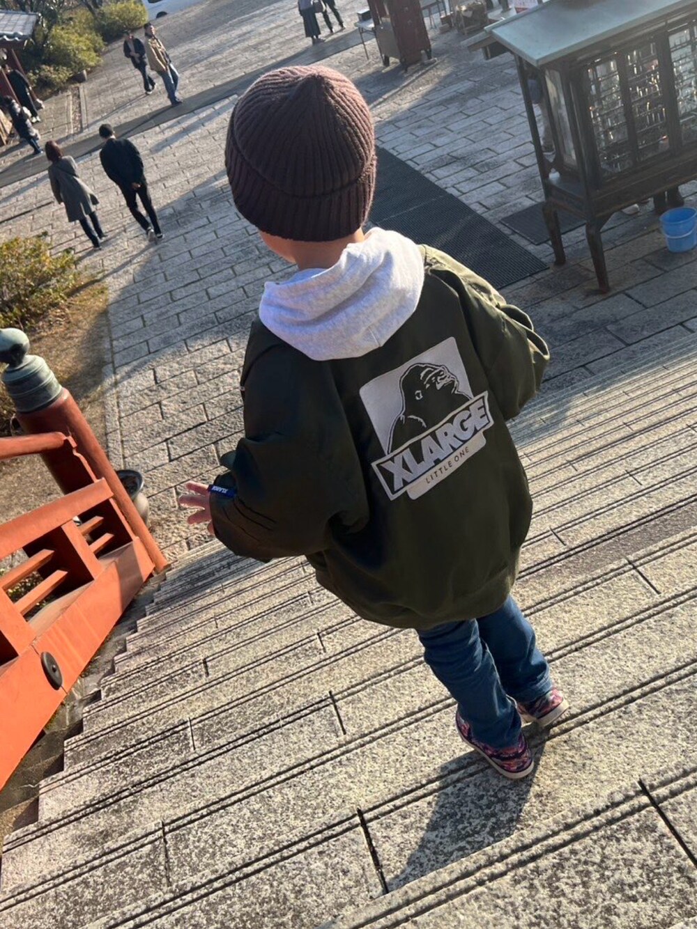 「男の子、男の子コーデ、ノースフェイス、THE NORTH FACE、goldwin、エクストララージキッズ、ナルミヤ オンライン(NARUMIYA ONLINE)」｜「XLARGE KIDSのジョグデニムマチツキパンツ（デニムパンツ、ブルー系）」を使った、hy...さん（キッズ・120cm）の冬コーディネートの1枚目の写真