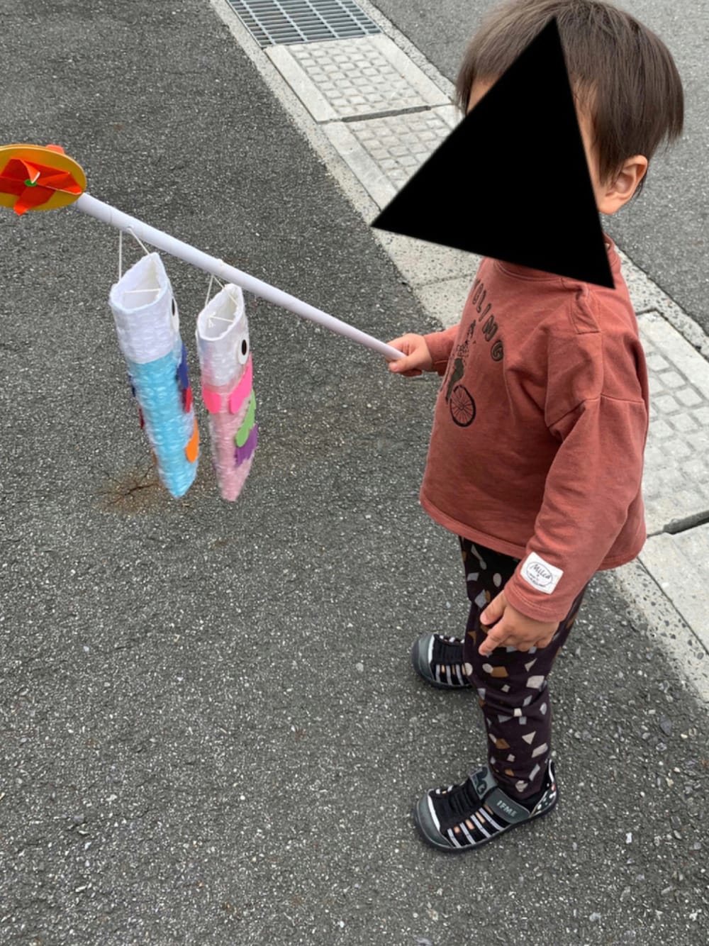 ブラック系のシューズ、グリーン系のレギンス/スパッツを着用したキッズの夏コーディネートの1枚目の写真