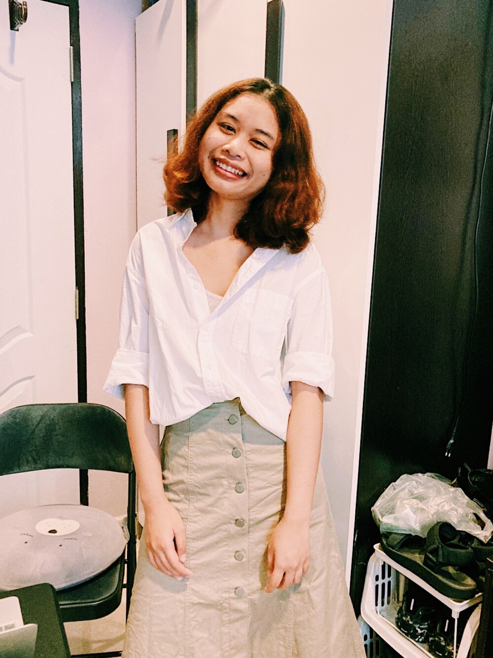 ベージュ系のスカートを着用したレディースの秋コーディネートの1枚目の写真