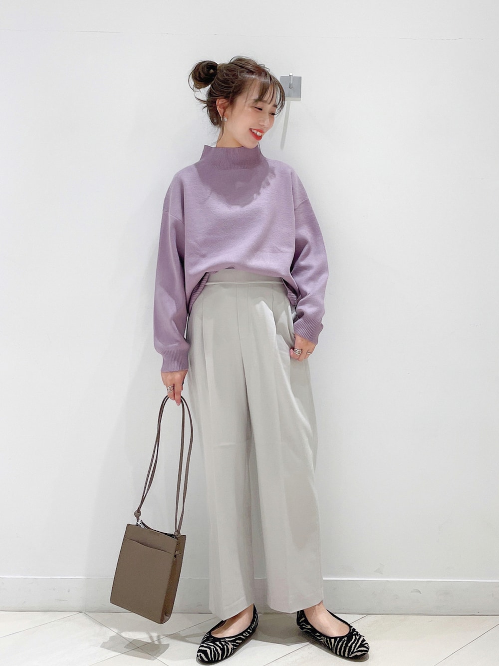 「秋コーデ、シンプル、だから秋服が好き、きれいめカジュアル、ニット、タートルネック、スクエアバッグ、バレエシューズ、パープル、大人女子」｜「GLOBAL WORKのウツクシルエットストレートパンツ/951505（スラックス、ホワイト系）」を使った、megpi【GLOBALWORK】さん（レディース・162cm）の秋コーディネートの1枚目の写真