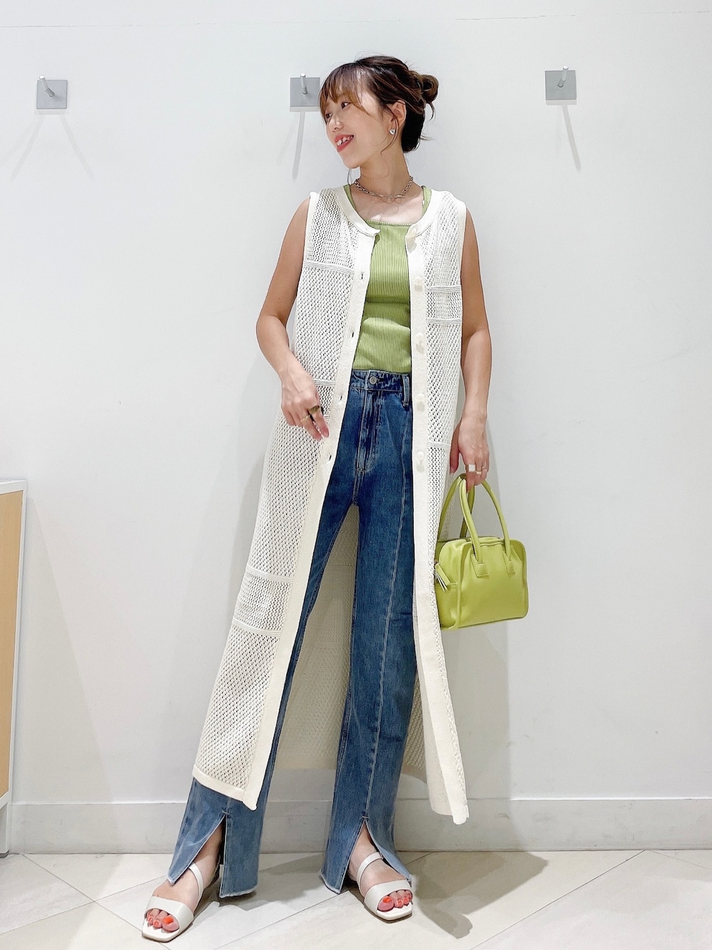 「ジレ、スリットパンツ、デニム」｜「GLOBAL WORKのデニムセンタースリットパンツ/260762（デニムパンツ、ブルー系）」を使った、megpi【GLOBALWORK】さん（レディース・162cm）の夏コーディネートの1枚目の写真