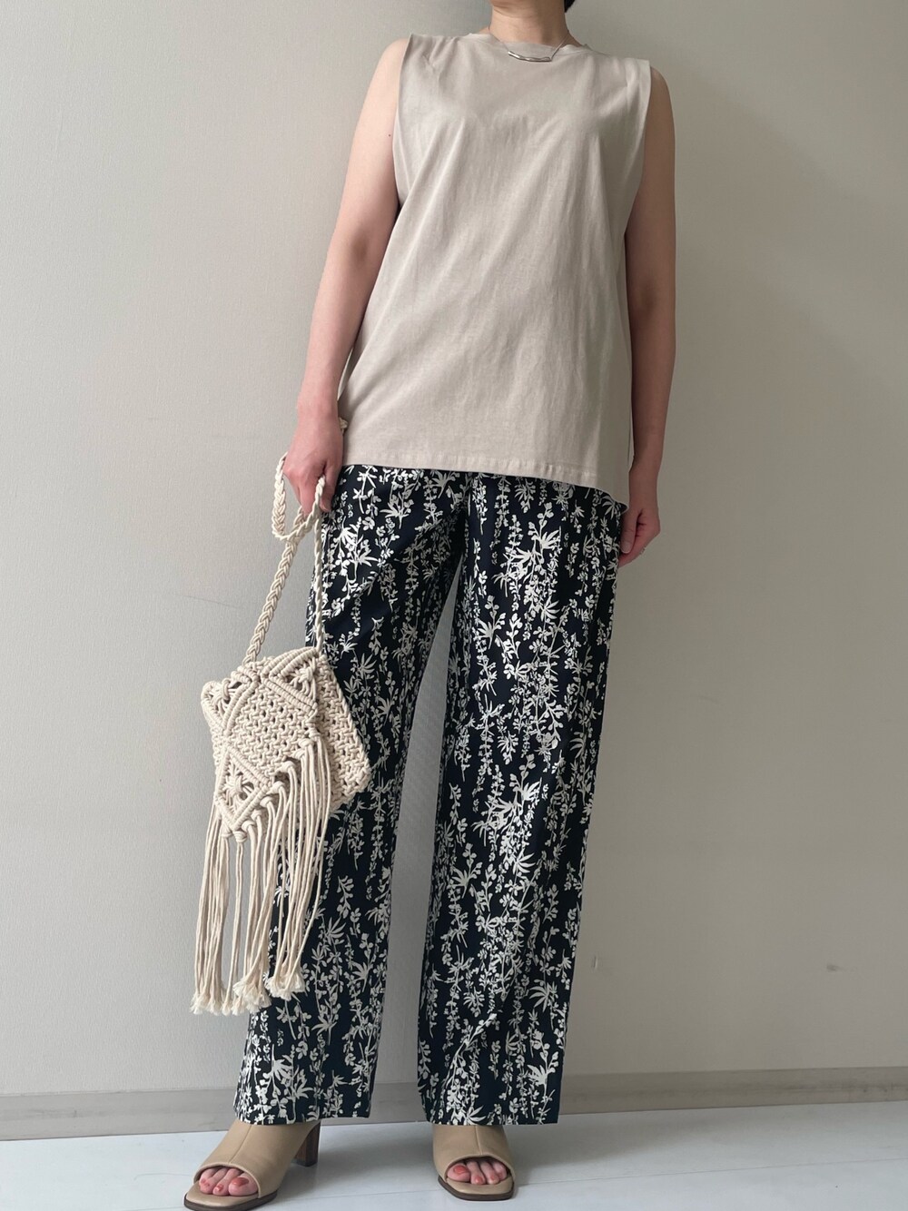 グリーン系のTシャツ/カットソー、ブラック系のパンツを着用したレディースの春コーディネートの1枚目の写真