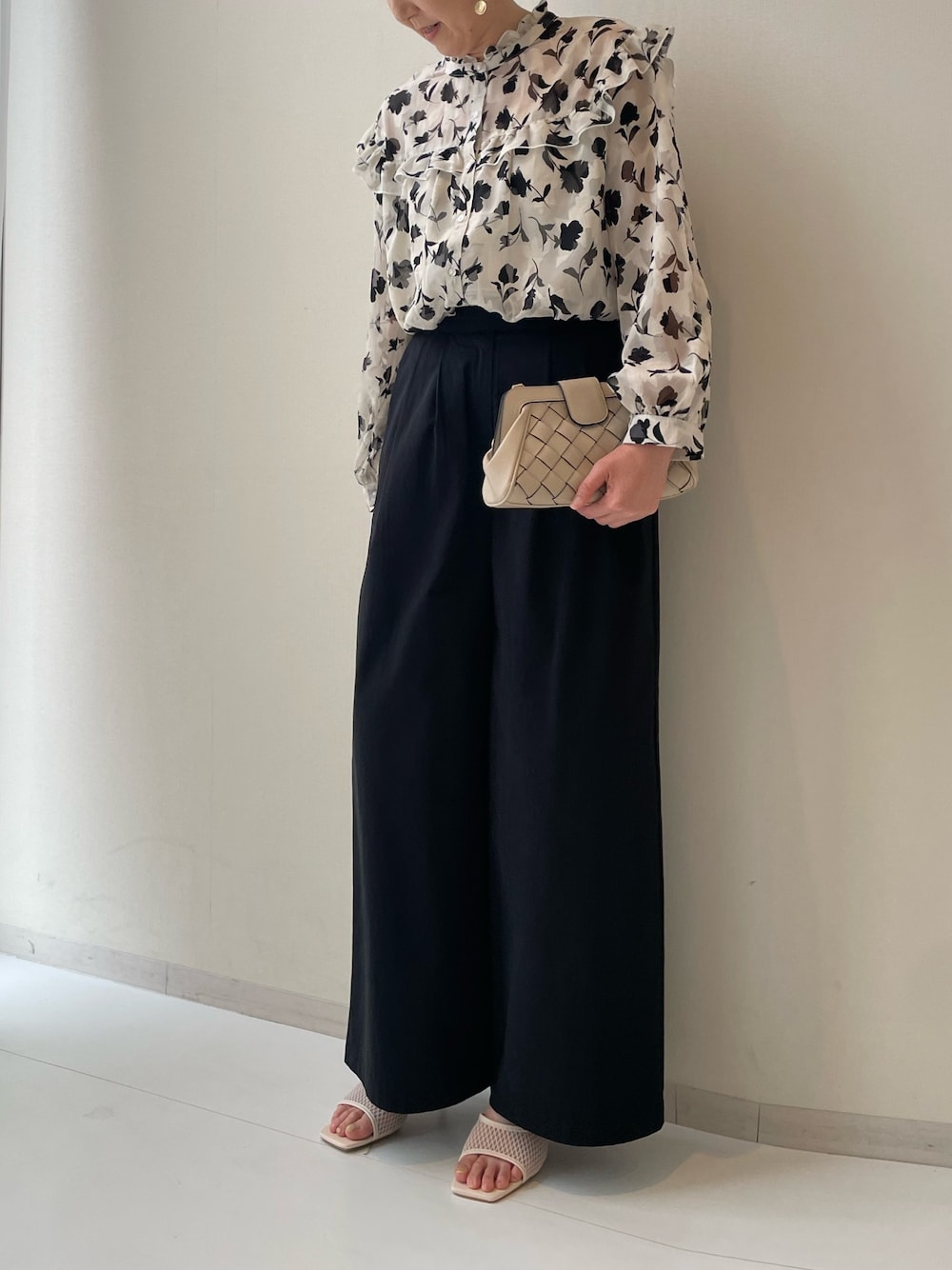 ブラック系のその他パンツ、ホワイト系のシャツ/ブラウスを着用したレディースの春コーディネートの1枚目の写真