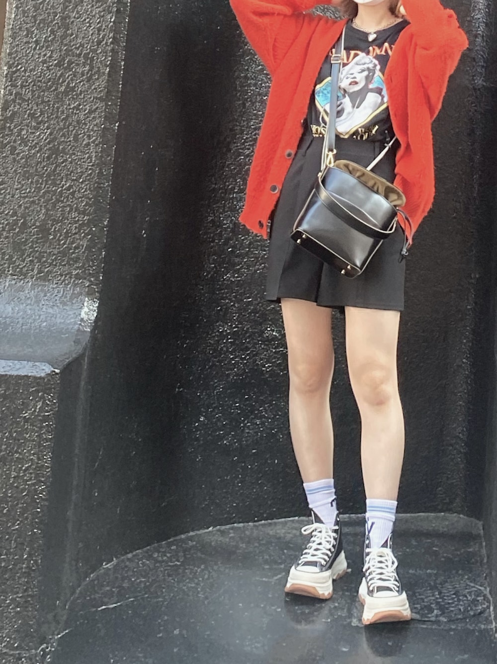 ショルダーバッグを使った「黒ショートパンツ」の人気 ショルダーバッグを使った「黒ショートパンツ」の人気