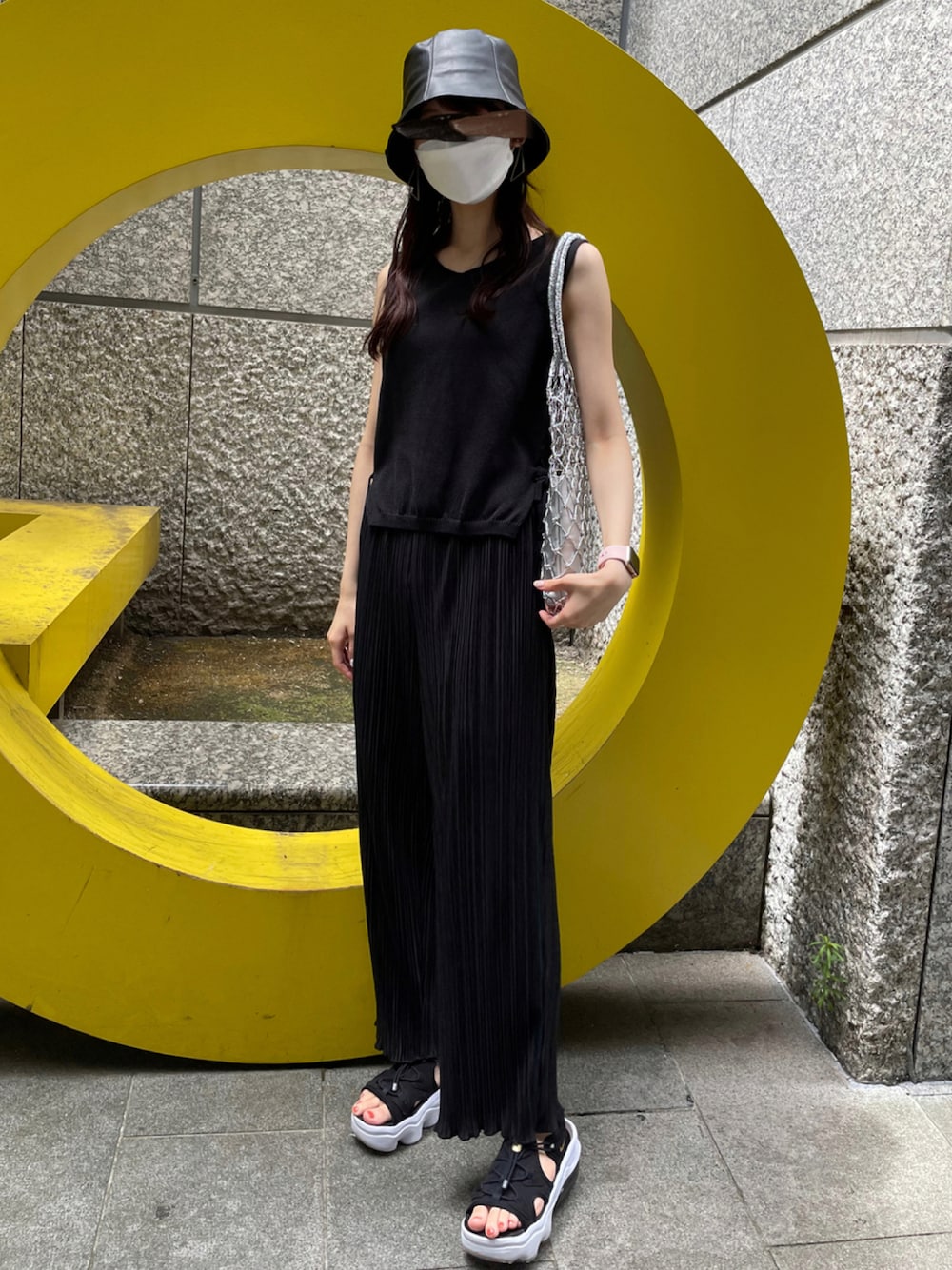 「大人カジュアル、シンプル、ootd、ラフ、オールブラック、いいね、save、フォローお願いします🤑、夏、エアマックスココ、おしゃれさんと繋がりたい」｜「しまむらのアイテム（パンツ、ブラック系）」を使った、元GU店員みかん🍊さん（レディース・163cm）の夏コーディネートの1枚目の写真