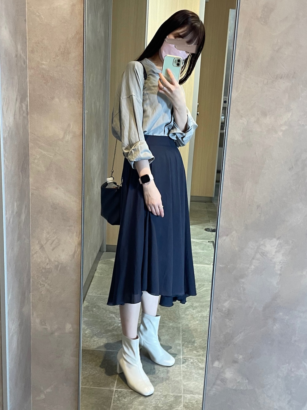 「大人カジュアル、シンプルコーデ、おしゃれさんと繋がりたい、いいね、save、フォローお願いします🤑、ootd、秋のコーデ、高身長女子、ブーツ、ホワイト」｜「BEAUTY&YOUTH UNITED ARROWSのアイテム（スカート、ブルー系）」を使った、元GU店員みかん🍊さん（レディース・163cm）の秋コーディネートの1枚目の写真