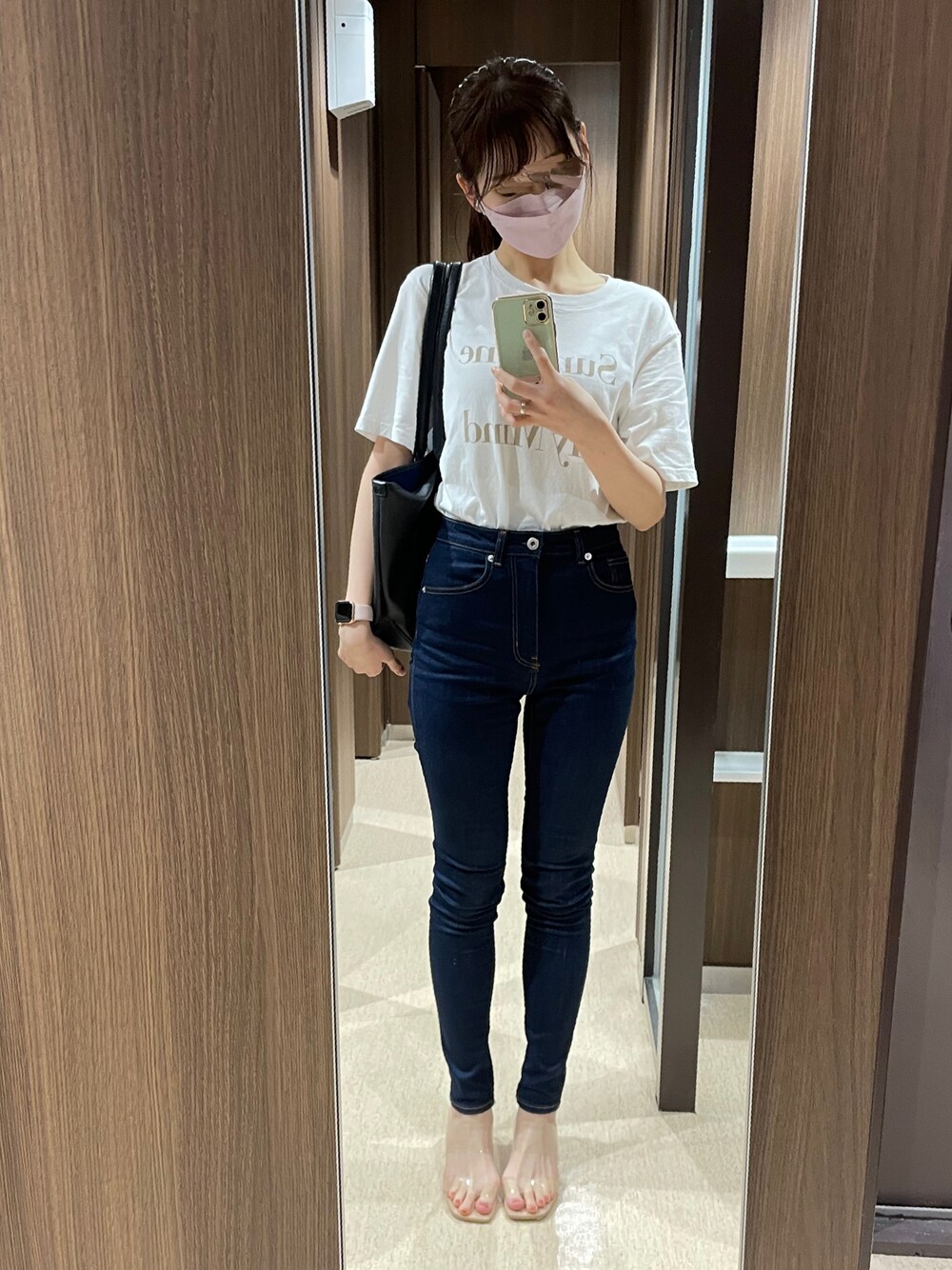 「大人カジュアル、いいね、save、フォローお願いします🤑、ootd、デニムコーデ、パンツスタイル、シンプルコーデ、クリアサンダル、韓国ファッション、秋のコーデ」｜「GUのアイテム（デニムパンツ、ブラック系）」を使った、元GU店員みかん🍊さん（レディース・163cm）の秋コーディネートの1枚目の写真