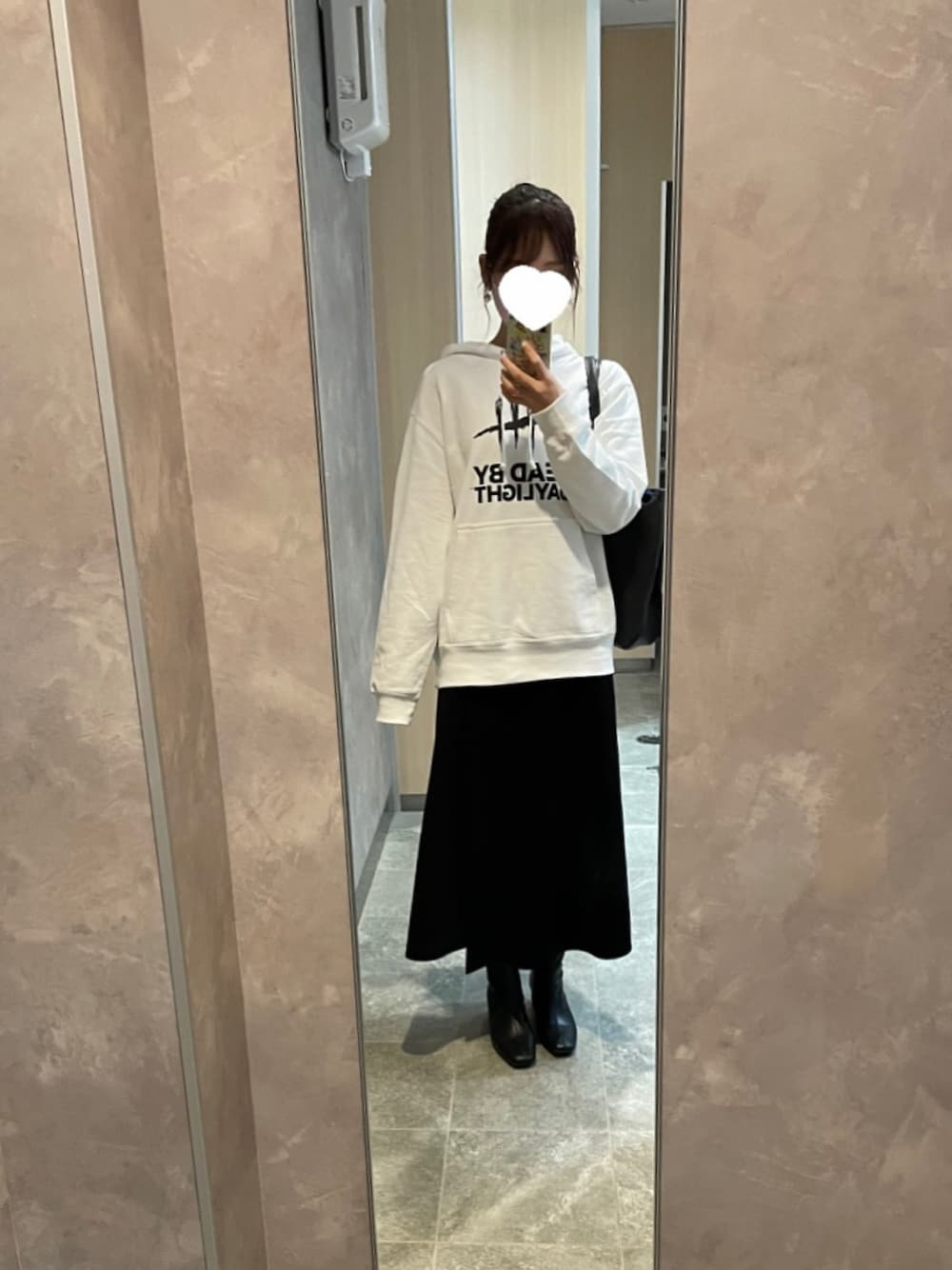 「ブーツ、カジュアル、パーカー、ootd、オトナカジュアル、秋冬コーデ、おしゃれさんと繋がりたい、いいね、save、フォローお願いします🤑、DBD」｜「BEAUTY&YOUTH UNITED ARROWSのアイテム（スカート、ブラック系）」を使った、元GU店員みかん🍊さん（レディース・163cm）の秋コーディネートの1枚目の写真