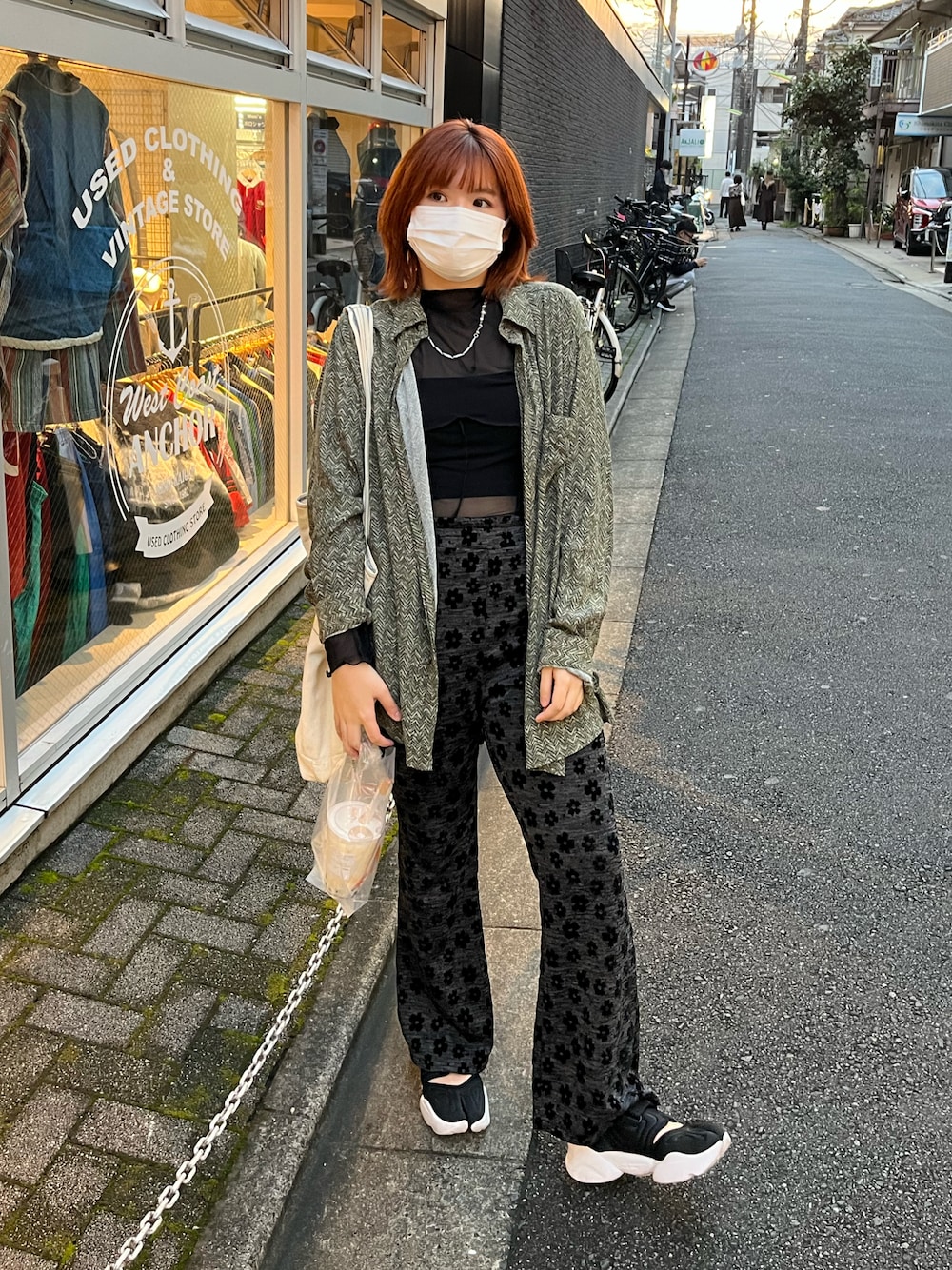 「下北沢」｜「NIKEの【NIKE】W NIKE AQUA RIFT（サンダル、ブラック系）」を使った、かおるんさん（レディース・163cm）の秋コーディネートの1枚目の写真