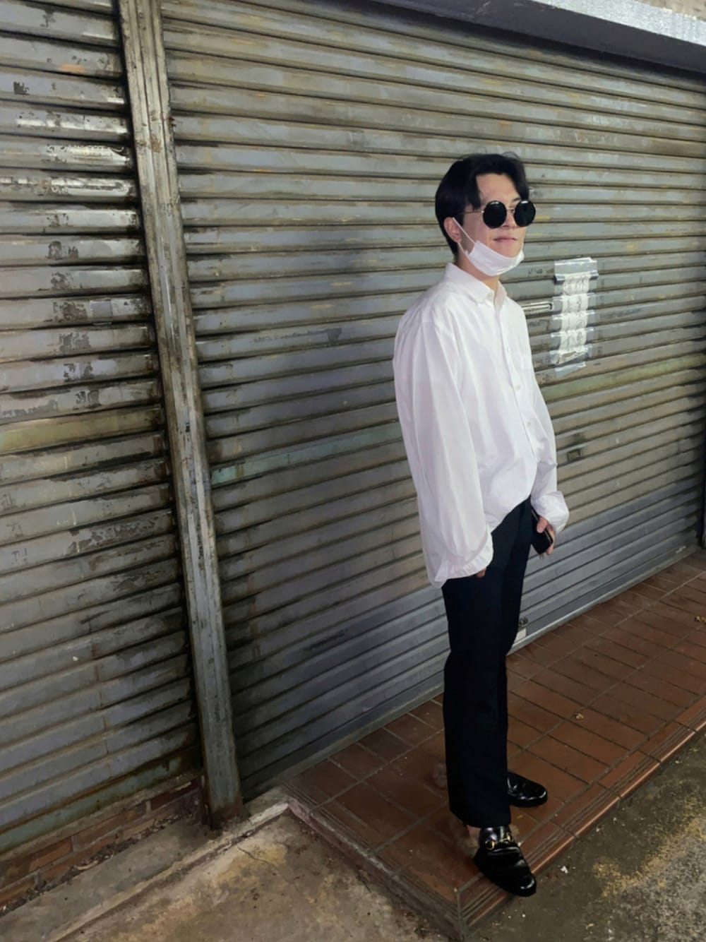 「白シャツ、COMME des GARCONS、秋のコーデ、スラックス、GUCCI、サンダル、タックイン、Wrangler、ミュール、韓国ファッション」｜「A.D.S.R.のアイテム（サングラス、ブラック系）」を使った、bobeeさん（メンズ・165cm）の秋コーディネートの1枚目の写真