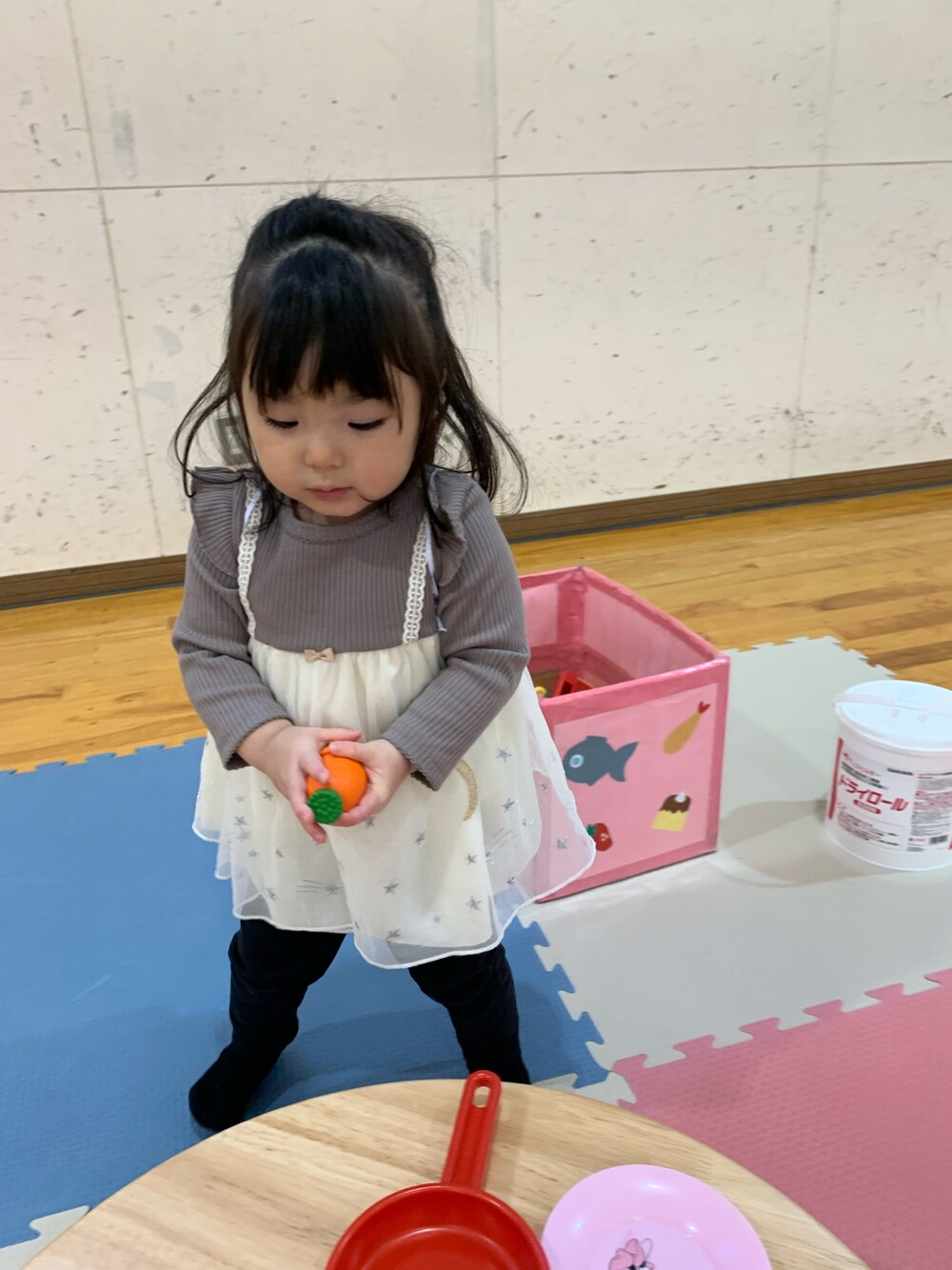 「1歳、女の子、チュニック、チュールトップス」｜「しまむらの90（チュニック、ブラウン系）」を使った、w-kさん（キッズ・100cm）の秋コーディネートの1枚目の写真