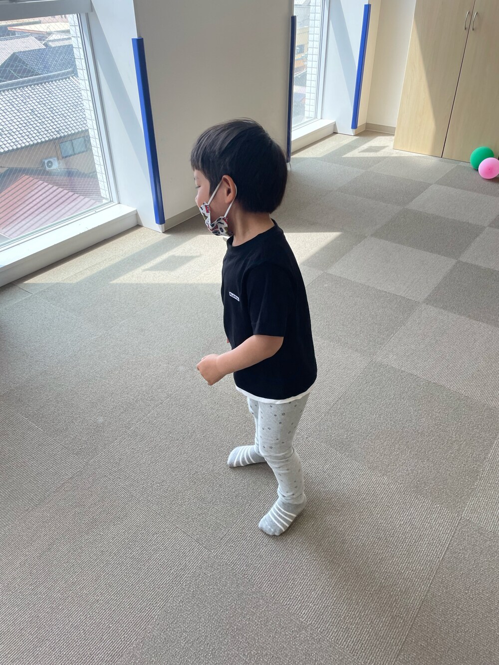 「4歳、男の子、差し色(赤)」｜「GUの110（Tシャツ/カットソー、ブラック系）」を使った、w-kさん（キッズ・100cm）の春コーディネートの1枚目の写真