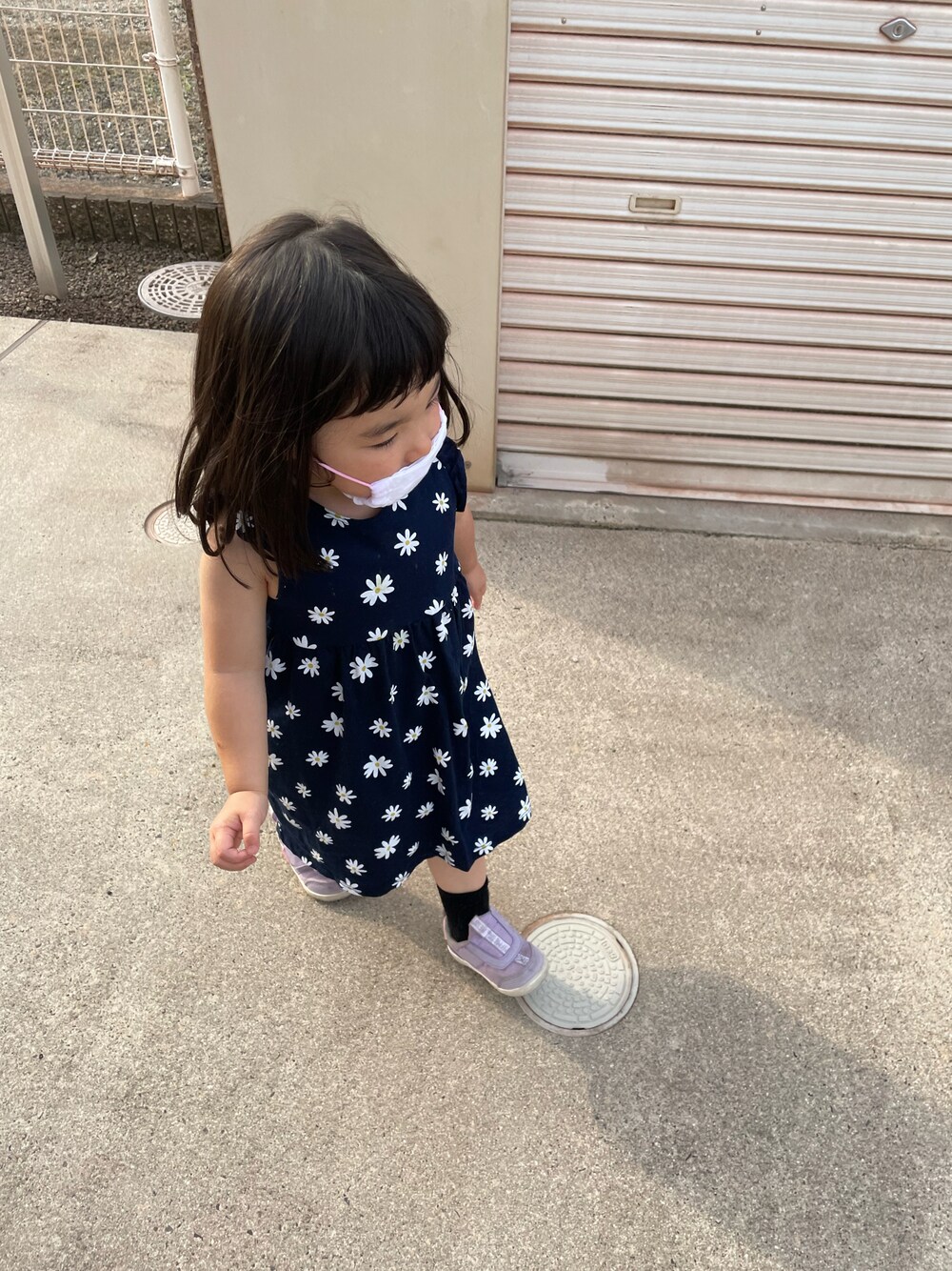 「2歳、女の子」｜「H&Mの100（ワンピース、ブルー系）」を使った、w-kさん（キッズ・100cm）の春コーディネートの1枚目の写真