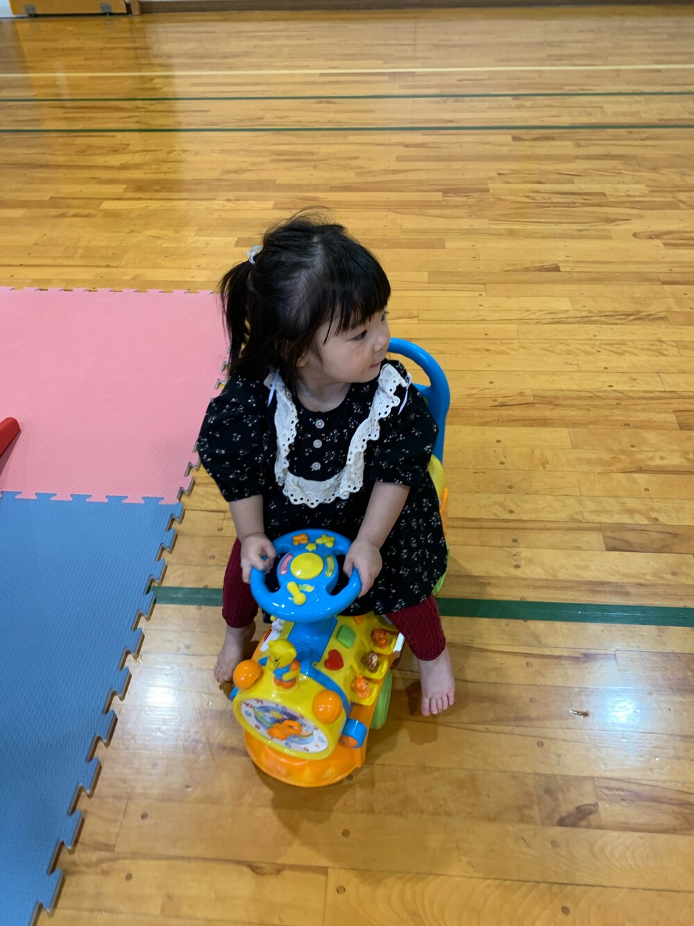「1歳、小花柄ワンピース、女の子」｜「しまむらのアイテム（ワンピース、ブラック系）」を使った、w-kさん（キッズ・100cm）の秋コーディネートの1枚目の写真