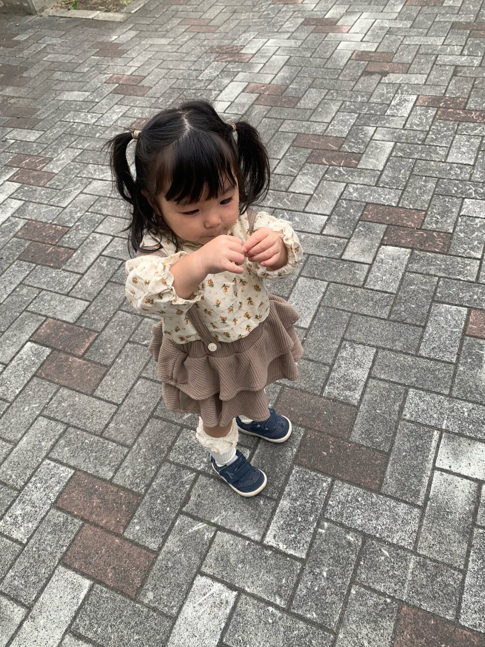 「1歳、女の子、サロペット、ブルマ、秋先取りコーデ、韓国子供服」｜「no brandのアイテム（サロペット/オーバーオール、ブラウン系）」を使った、w-kさん（キッズ・100cm）の秋コーディネートの1枚目の写真