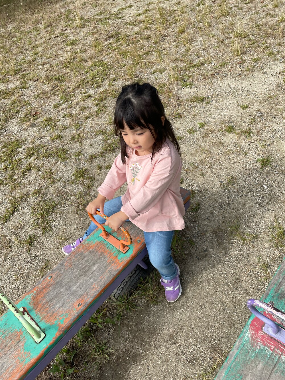 「2歳、女の子、公園コーデ」｜「Lycee mineの【型崩れしないやわらかコットン】選べる8パターンAライン長袖Tシャツ（Tシャツ/カットソー、ピンク系）」を使った、w-kさん（キッズ・100cm）の秋コーディネートの1枚目の写真