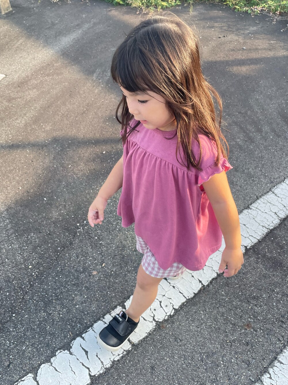 「ワントーンコーデ、2歳、女の子」｜「coca（coca）のキッズ 肩フリルカットソー（Tシャツ/カットソー、ピンク系）」を使った、w-kさん（キッズ・100cm）の秋コーディネートの1枚目の写真