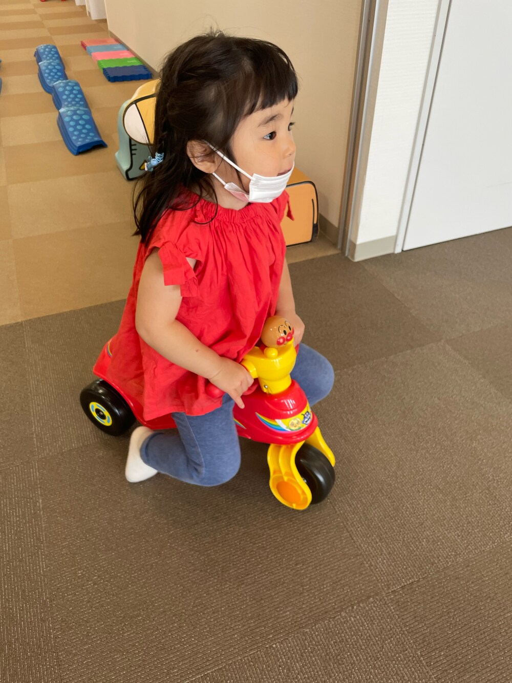 「2歳、女の子、夏コーデ」｜「RADCHAPの肩リボンチュニック（チュニック、レッド系）」を使った、w-kさん（キッズ・100cm）の春コーディネートの1枚目の写真