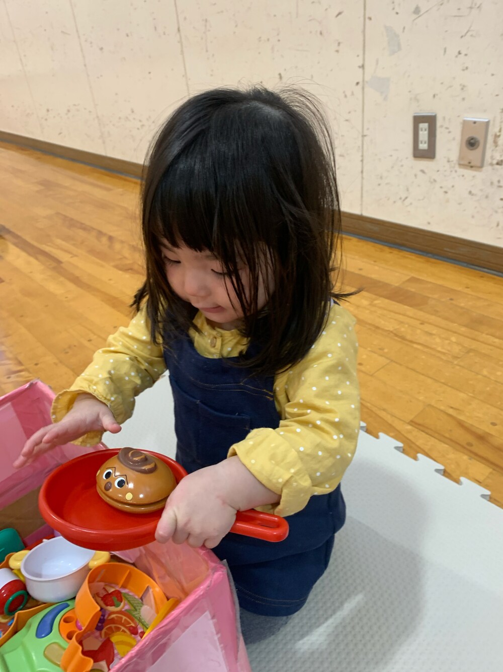 「1歳、女の子、ジャンパースカート」｜「H&Mの90（シャツ/ブラウス、イエロー系）」を使った、w-kさん（キッズ・100cm）の冬コーディネートの1枚目の写真